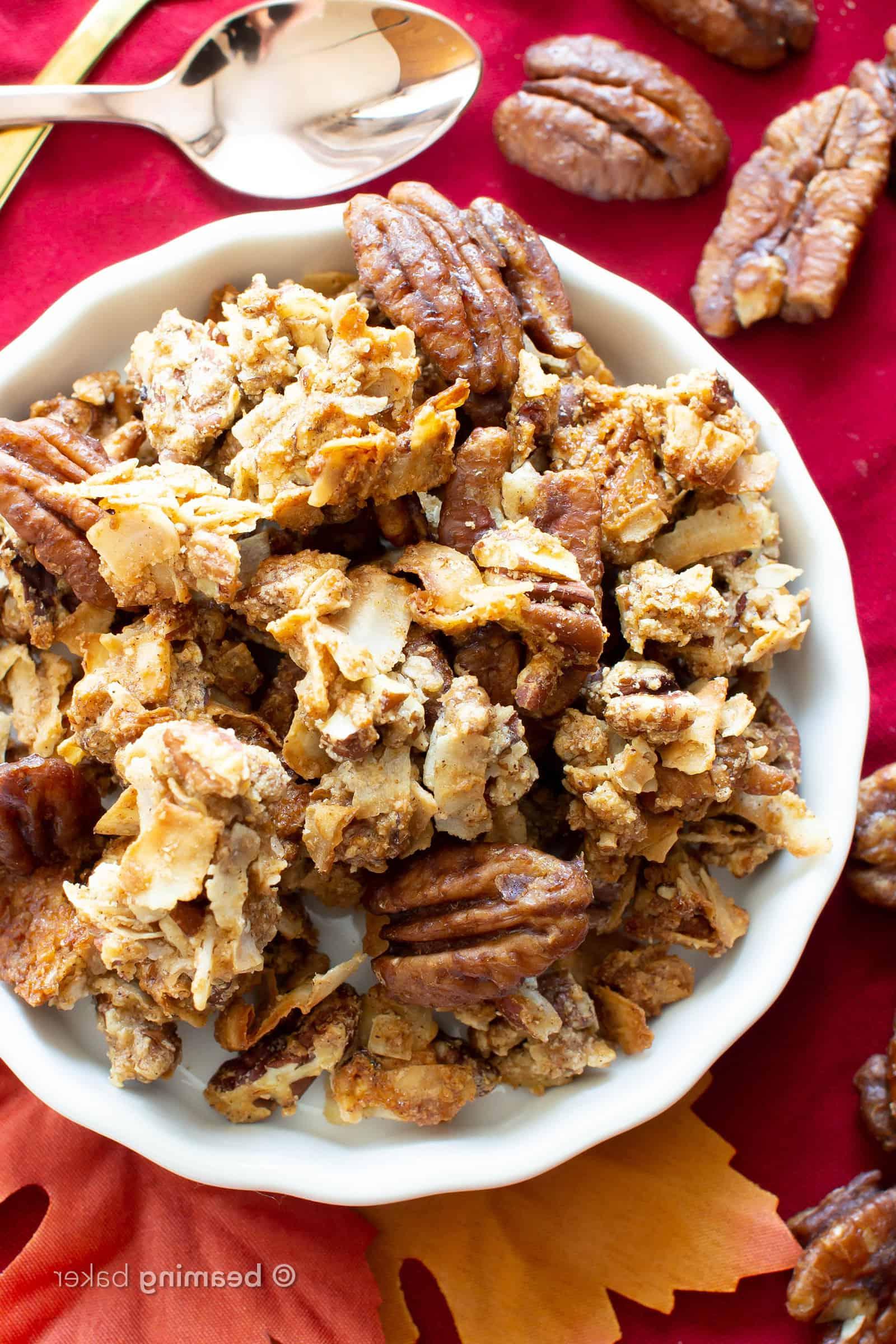Hausgemachtes Ahorn-Pekannuss Granola (GF, V): das beste Paleo Granola Rezept für den Herbst! Knusprige, knackige Stückchen und Ahorn-Pekannuss-Kuchen-Aromen – Vegan, Glutenfrei, Gesund! #Paleo #Granola #Vegan #GlutenFree | Rezept auf BeamingBaker.com