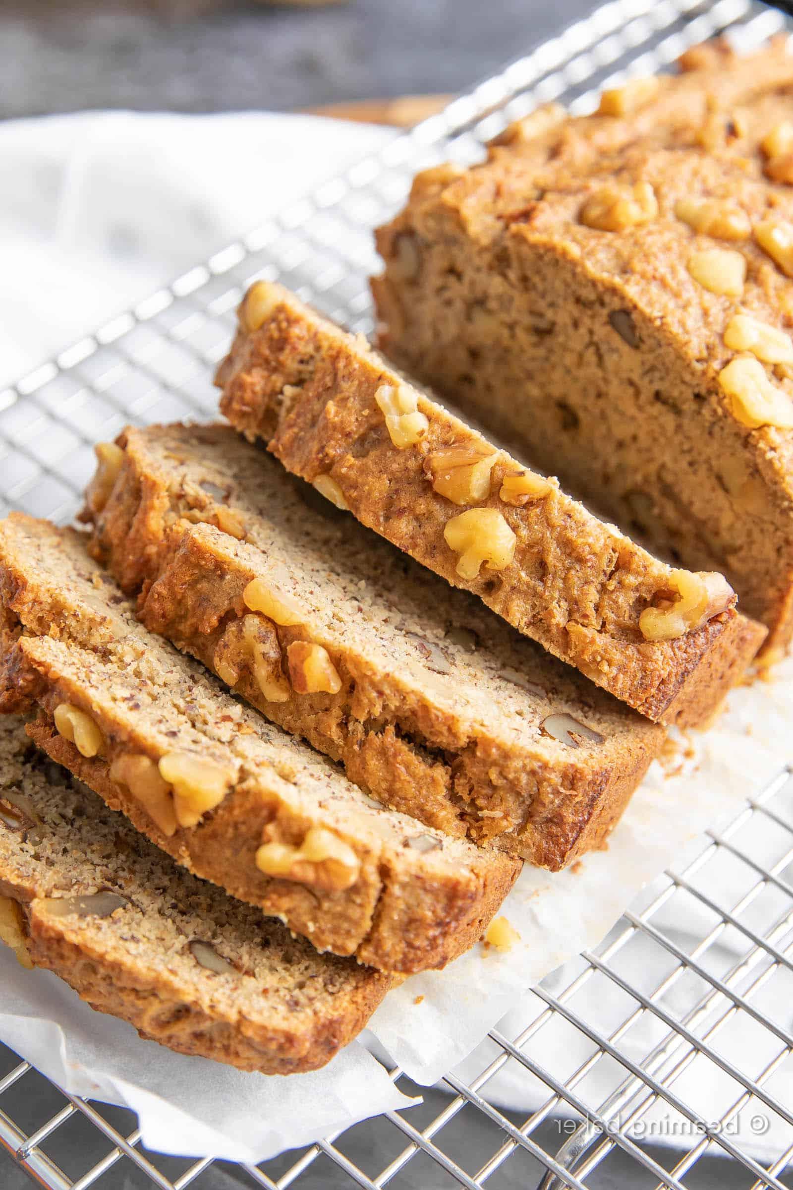 Unwiderstehliches gesundes Bananenbrot-Rezept 4 Gesundes Bananenbrot Rezept: Unglaublich leckeres und saftiges Bananenbrot, das auch noch gesund ist! Nährstoffreich, mit gemütlichem Bananengeschmack und unglaublicher Textur – du wirst nicht widerstehen können! #Bananenbrot #Gesund #Banane | Rezept auf BeamingBaker.com