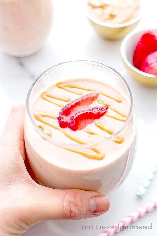 Proteinreicher Erdbeer-Erdnussbutter-Smoothie 4 Proteinreicher Erdbeer-Erdnussbutter-Smoothie: 19g Protein, 5 einfache Zutaten, schnelles Rezept für einen cremigen, gesunden und proteinreichen Smoothie. BEAMINGBAKER.COM #Proteinreich #Smoothies