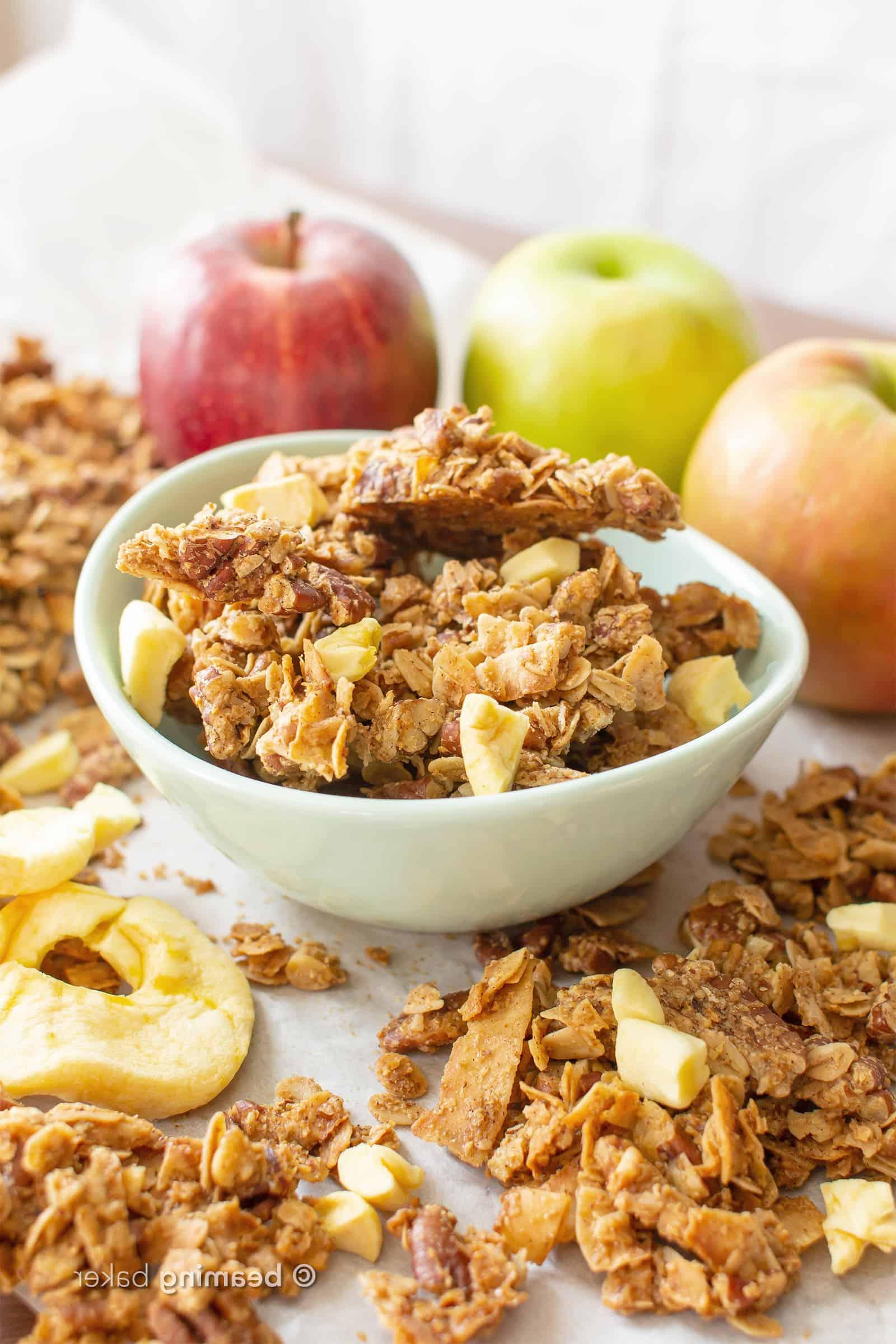 Apfel-Zimt-Granola: Dieses selbstgemachte glutenfreie Granola-Rezept ist schnell und einfach! Das beste glutenfreie Granola-Rezept – voller leckerer Zimt-Apfel-Granola-Cluster, vegan & glutenfrei!
