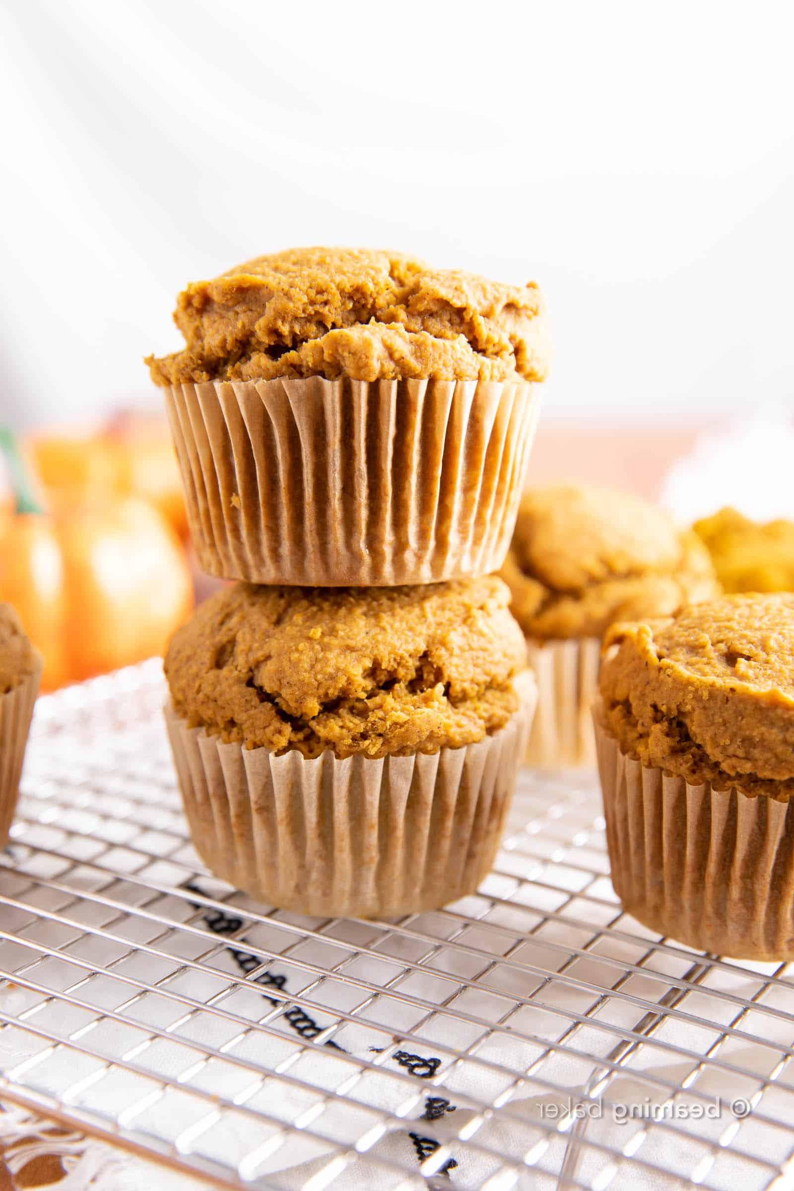 Glutenfreie Kürbis Muffins 4 Glutenfreie Kürbis-Muffins (GF): Befriedigende, gemütliche GF Kürbis-Muffins! Das beste Rezept für glutenfreie Kürbis-Muffins – leicht süß & feucht mit köstlichem gewürzten Kürbisgeschmack! #Glutenfrei #GF #Kürbis #Muffins | Rezept auf BeamingBaker.com