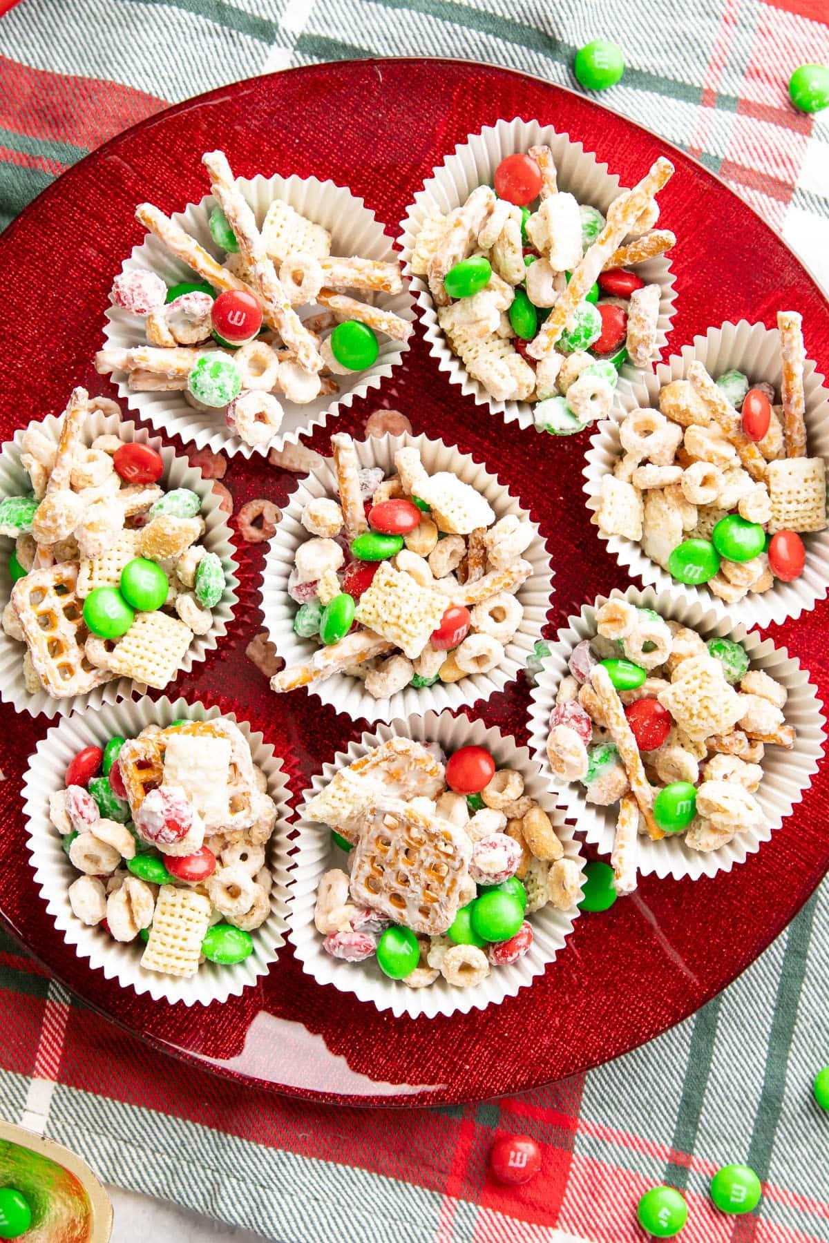Weihnachts-Puppy Chow 4 Weihnachtliches Rentierfutter in einzelnen Tassen auf einem roten Serviertablett