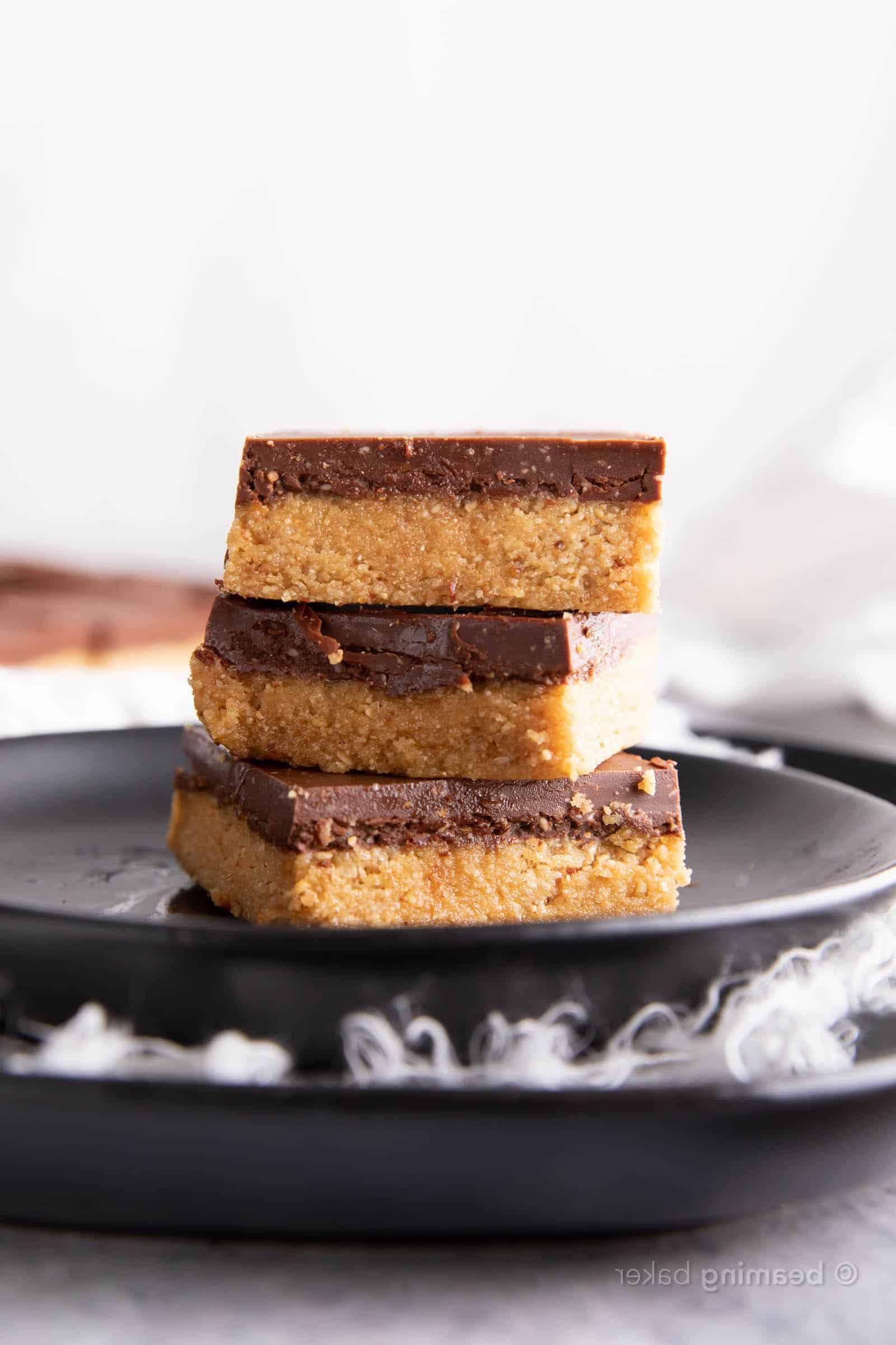 4-Zutaten-Nutella-Riegel ohne Backen 4 4-Zutaten Nutella Riegel ohne Backen: Dieses einfache Rezept für Nutella-Schokoriegel ergibt weiche, zähe Riegel mit einer dicken Schoko-Haselnuss-Oberfläche. Die besten Nutella-Riegel ohne Backen – Nutella in mundgerechter Riegelform! #Nutella #Schokolade #OhneBacken #Haselnuss