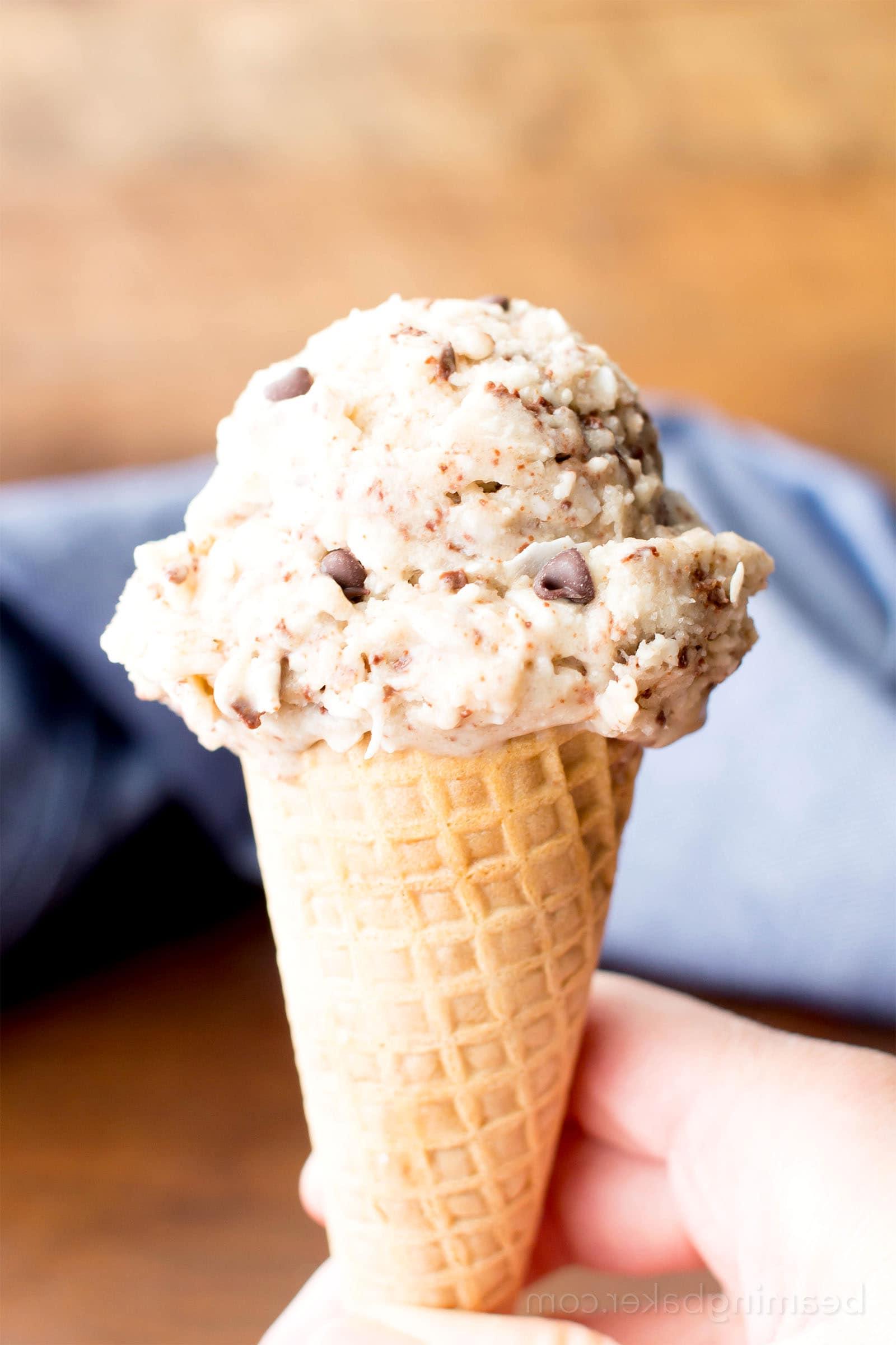 Veganes Kokos-Schokostückchen-Eis Rezept – Hausgemacht! 4 Kokos-Schoko-Veganes Eis Rezept: dieses köstliche vegane Eisrezept ist wunderbar reichhaltig und cremig! Das beste hausgemachte vegane Eis—vollgepackt mit Kokos & Schokochips, ohne Eismaschine. #Vegan #Eis #Kokosnuss #Schokochips #VeganesEis | Rezept auf BeamingBaker.com