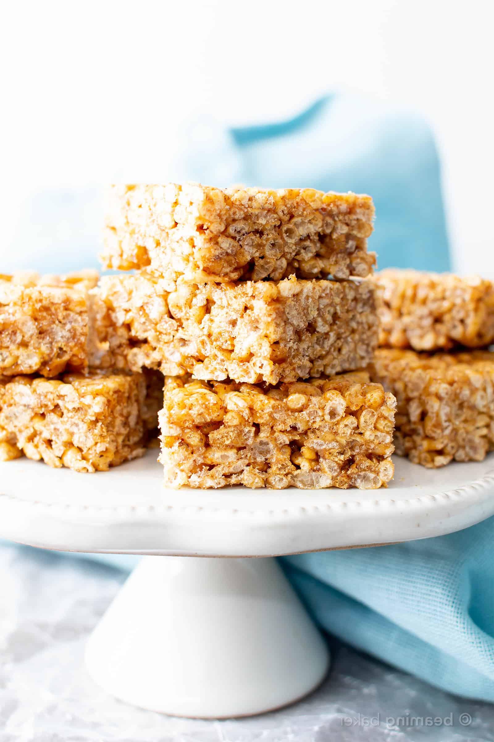 3-Zutaten gesunde vegane Reiskrispie-Leckereien (V, GF): ein zähes hausgemachtes veganes Reiskrispie-Rezept, hergestellt mit ganzen, glutenfreien, proteinreichen Zutaten. #ReiskrispieLeckereien #Proteinreich #Vegan #Glutenfrei #GesundeErnährung #Snacks #GesundeSnacks | Rezept auf BeamingBaker.com
