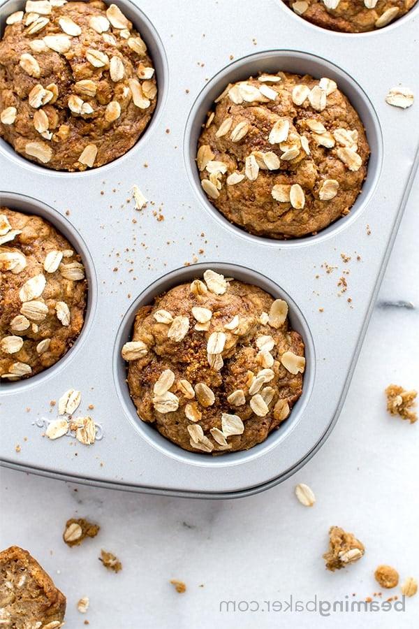 Glutenfreie Bananen-Hafer-Muffins (Vegan) 4 Saftige Vegane Glutenfreie Bananen-Hafer-Muffins: Ein einfaches Ein-Schüssel-Rezept für warme, feuchte und leicht süße Bananen-Hafer-Muffins aus einfachen Zutaten. #vegan #glutenfrei #frühstück #gesund | Rezept auf BeamingBaker.com