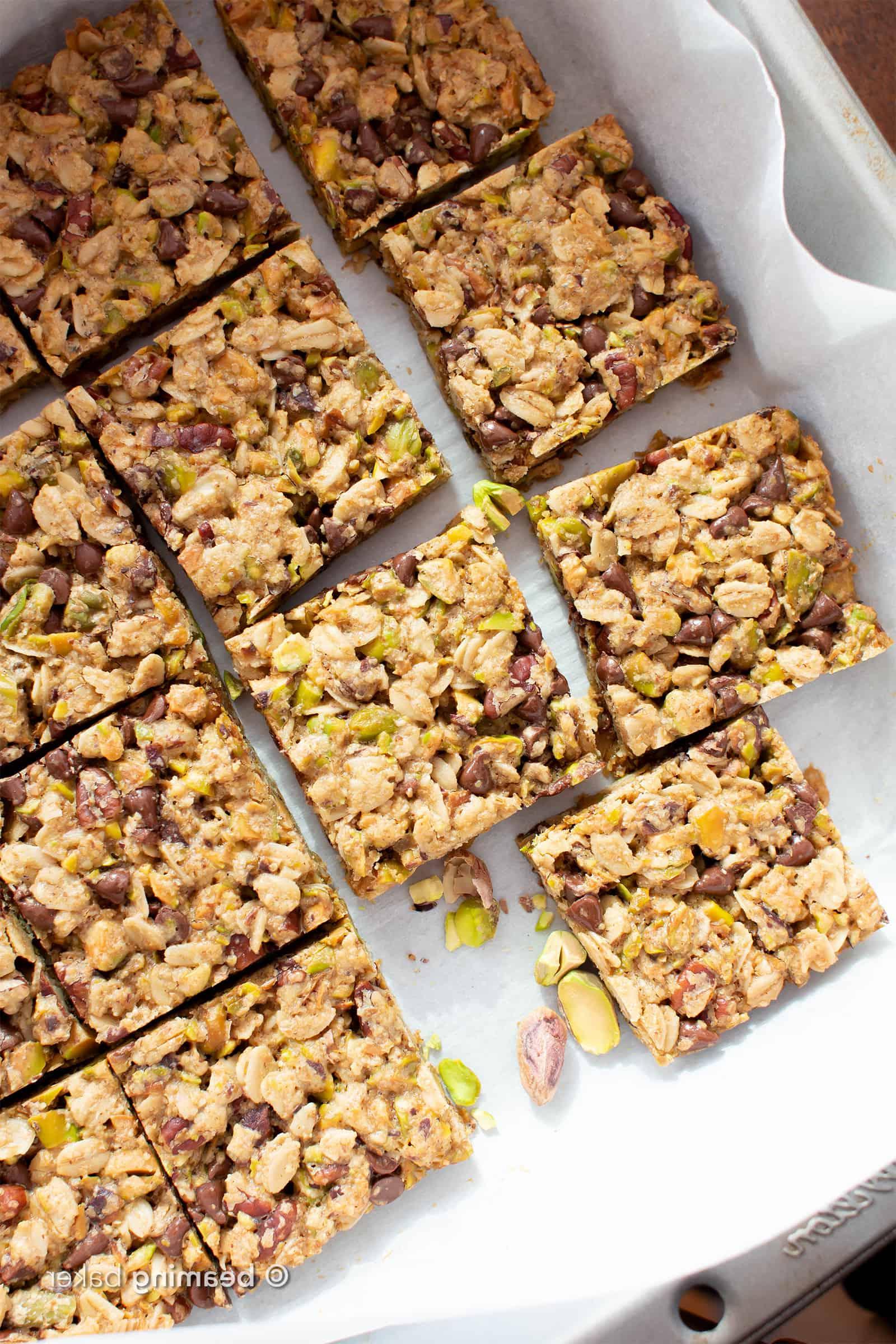 Gesunde Vegane Schoko-Pistazien-Riegel (Glutenfrei): weiche & chewy glutenfreie vegane Riegel mit Schokolade & Pistazien! Der perfekte nussige Snack – einfach zuzubereiten, simple Zutaten für die BESTEN veganen Riegel! Milchfrei, ohne raffinierten Zucker. #Snacks #Vegan #Glutenfrei #GesundeSnacks | Rezept auf BeamingBaker.com