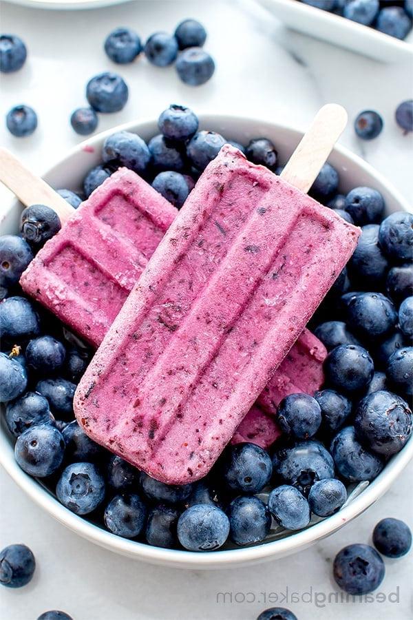 Cremiges veganes Blaubeer-Kokos-Eis am Stiel: Ein gesundes, milchfreies Rezept mit 3 Zutaten. Ideal für heiße Tage. #Vegan #Glutenfrei #Milchfrei | BeamingBaker.com
