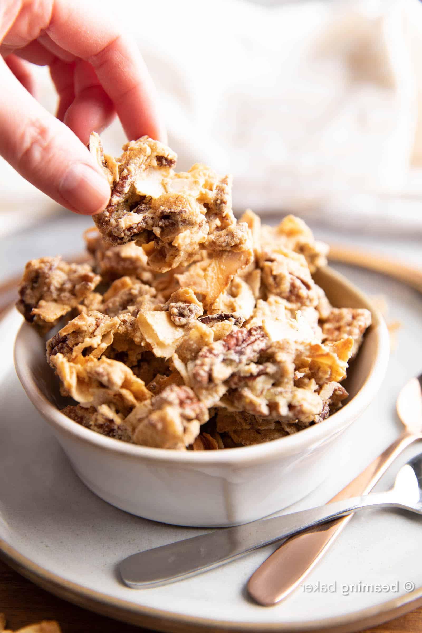 **Das beste 4-Zutaten Keto Granola Rezept (Low Carb)** 4 Bestes Keto Granola Rezept: knuspriges, knuspriges Keto Granola mit großen Clustern. Dieses Low-Carb-Granola ist süß, nussig und sättigend! Keto-freundlich, Low-Carb, Glutenfrei, Vegan. #KetoGranola #LowCarb #KetoFriendly #KetoRezept | Rezept auf BeamingBaker.com