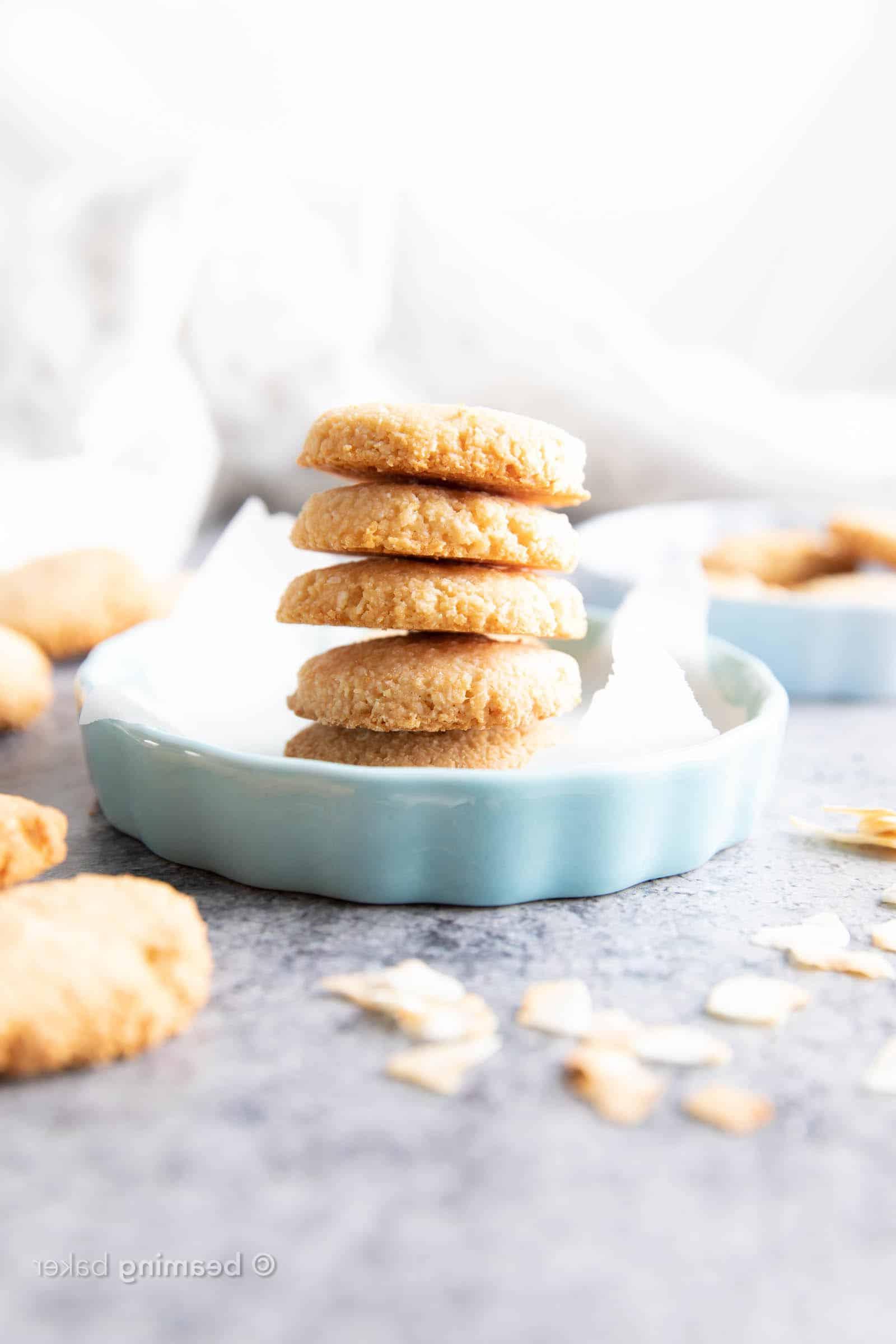 **Knusprige vegane Kokosplätzchen aus 4 Zutaten** 4 Knusprige Vegane Kokosplätzchen: Ein einfaches 4-Zutaten-Rezept für vegane Kekse mit dreifachem Kokosgenuss! #Vegan #Kekse #Kokos #VeganeKekse | Rezept auf BeamingBaker.com