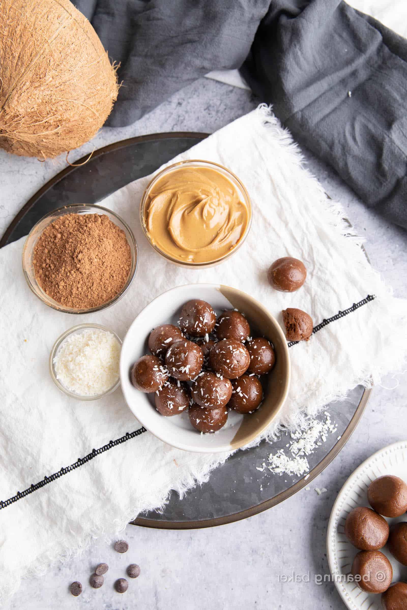 4-Zutaten-Keto-Schokoladen-Energiebällchen 4 Keto Schoko-Energiebällchen: Ein Snack, der Schokoladengeschmack und Ihre liebsten Add-ins perfekt vereint. Ideal für Keto, Low-Carb und schnelle Energie. Auf BeamingBaker.com.