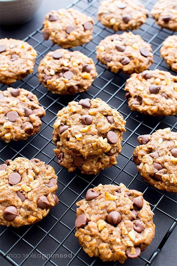**Vegane Mandelbutter-Schokochips-Walnuss-Haferkekse (Glutenfrei, Hafermehl, Milchfrei, Vegan)** 4 Vegane Mandelbutter-Schoko-Walnuss-Haferkekse (V, GF, DF): Ein einfaches Rezept für zähe, knusprige Mandelbutter-Kekse, köstlich zubereitet mit vollwertigen Zutaten. #Vegan #Glutenfrei #Hafermehl #Laktosefrei | BeamingBaker.com