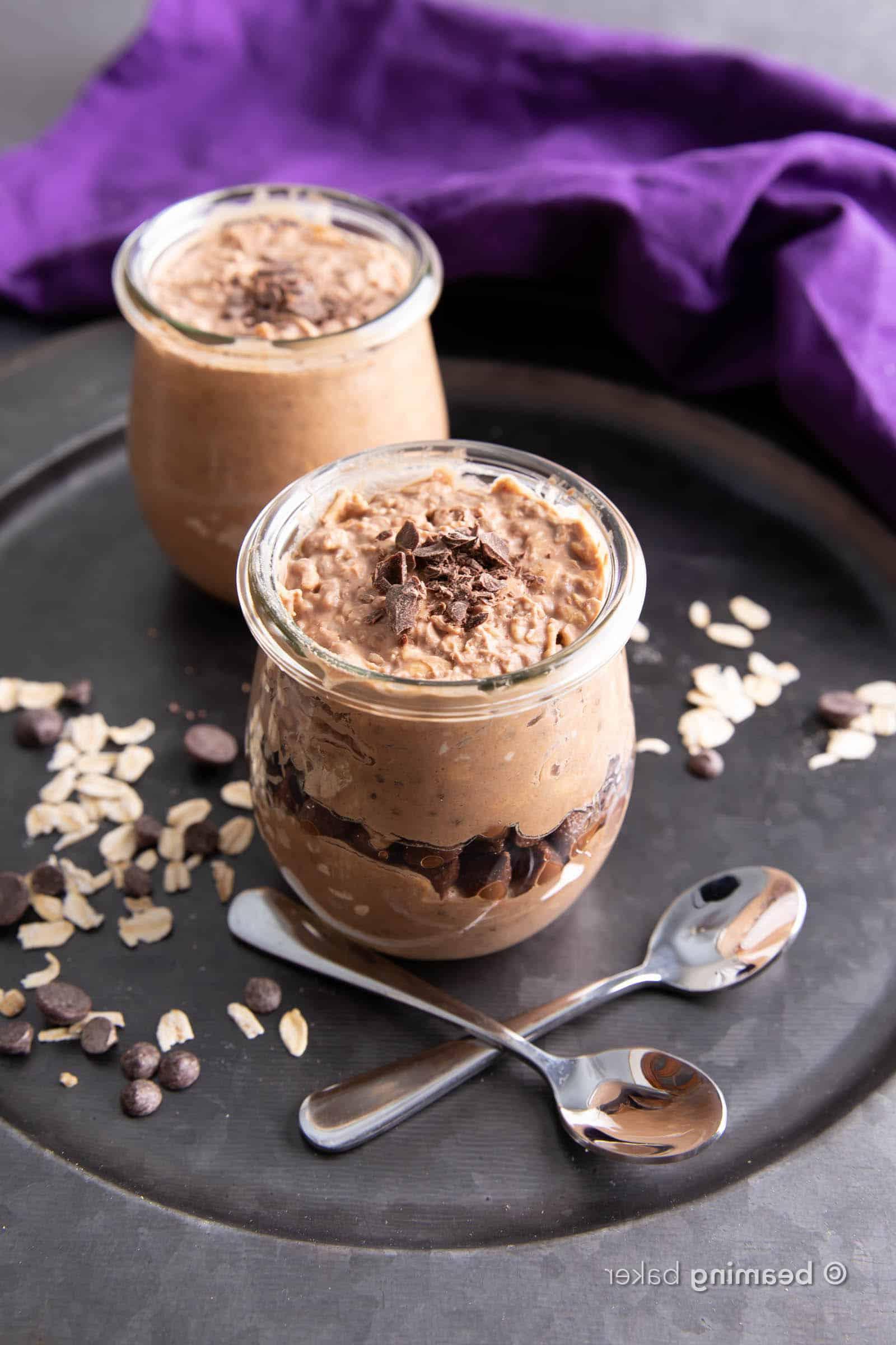 Schoko-Overnight-Oats 4 Schoko Overnight Oats Rezept (Vegan): Dieses reichhaltige & cremige Schoko Overnight Oats Rezept ist so EINFACH zuzubereiten! Am Vorabend in Minuten vorbereiten für gesunde Overnight Oats im Glas. #OvernightOats #Schokolade #Frühstück #Vegan | Rezept auf BeamingBaker.com