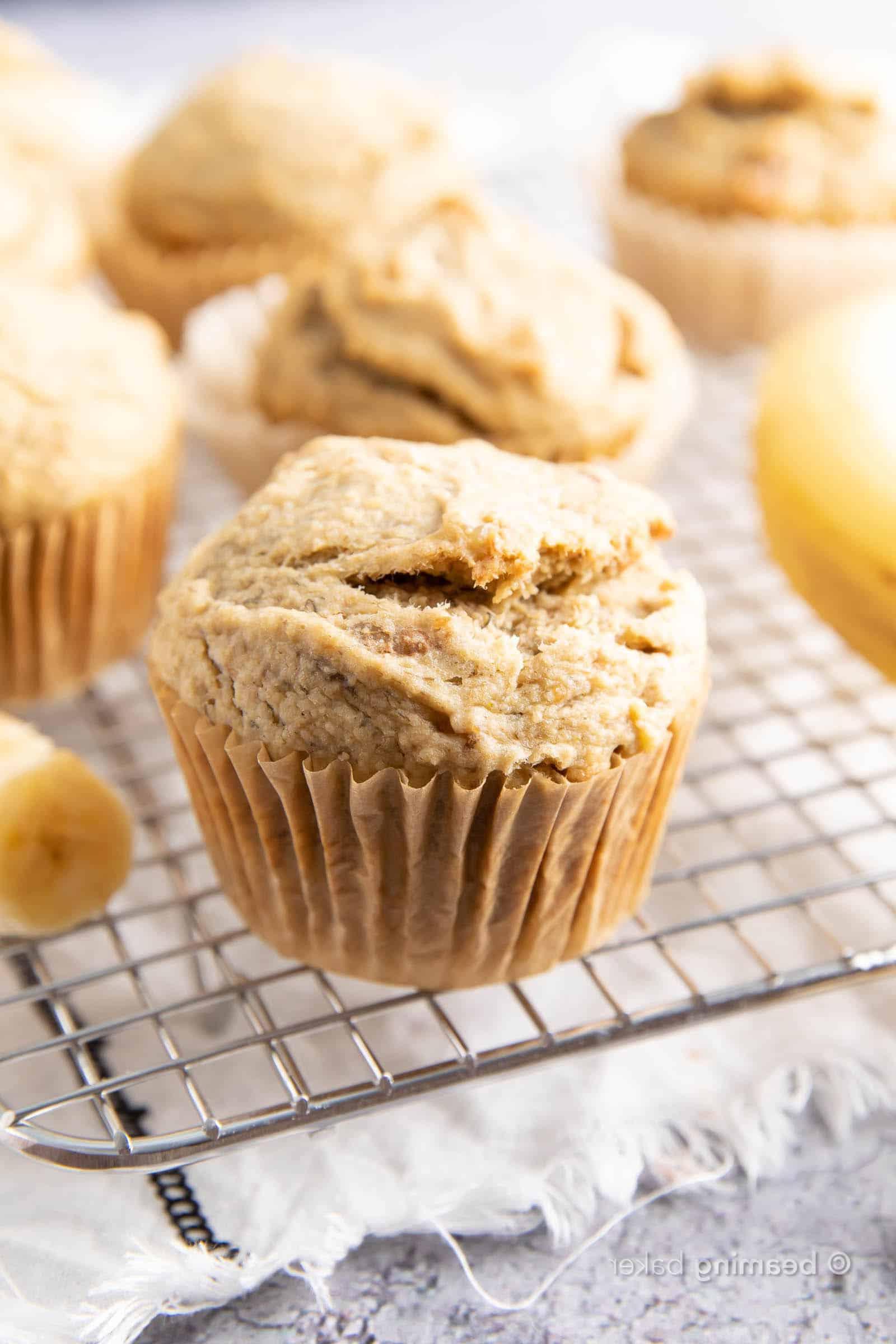 Glutenfreie Bananenmuffins 4 Ein einfaches Rezept für glutenfreie Bananenmuffins, die befriedigend dicht und reichhaltig sind, mit einem Hauch von Fluffigkeit und köstlichem, mittelsüßem Bananengeschmack. #GlutenFree #Banana #Muffins | Rezept auf BeamingBaker.com