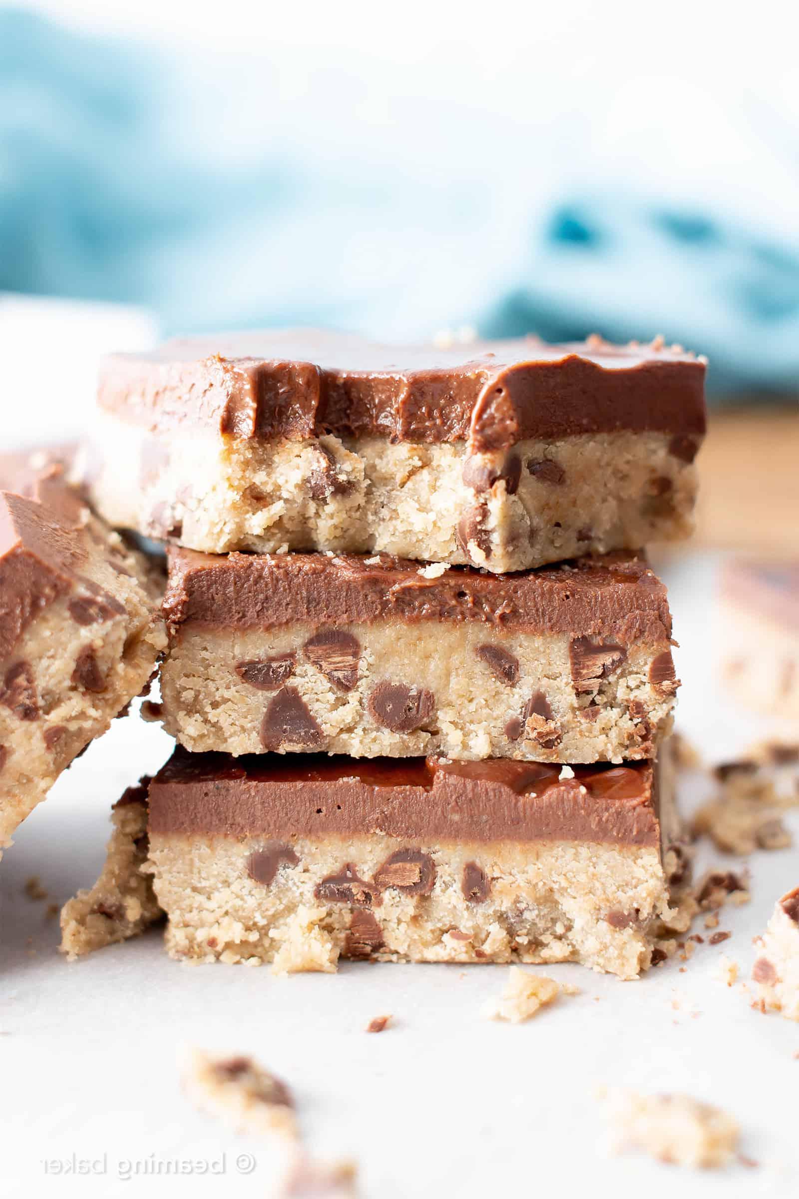Gesunde Glutenfreie Keksteig-Riegel – ein unwiderstehliches veganes Dessert ohne Backen, das alle Keksteig-Gelüste stillt. Mit Schokoladenüberzug. #GlutenfreiVegan #Süßigkeiten #NoBakeDessert