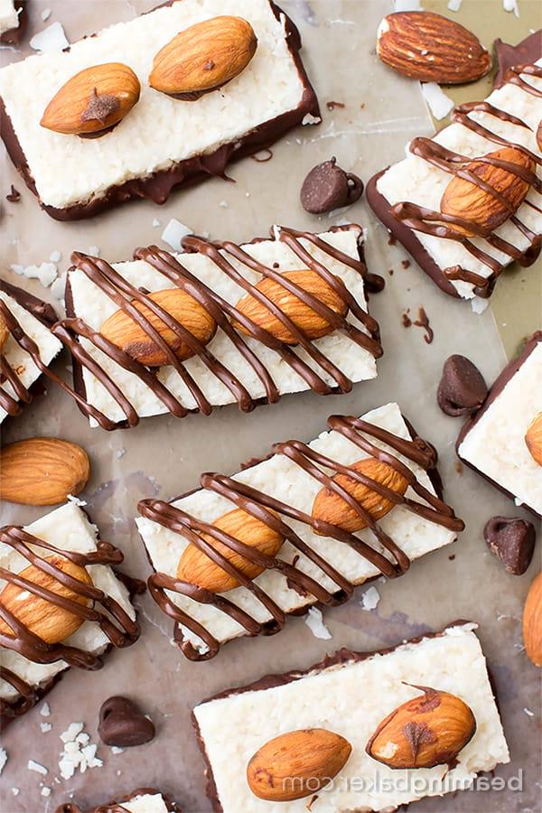 Veganer Almond Joy (Glutenfrei, Gesund) 4 Nahaufnahme eines veganen Almond Joy Riegels, der mit Schokolade beträufelt wird