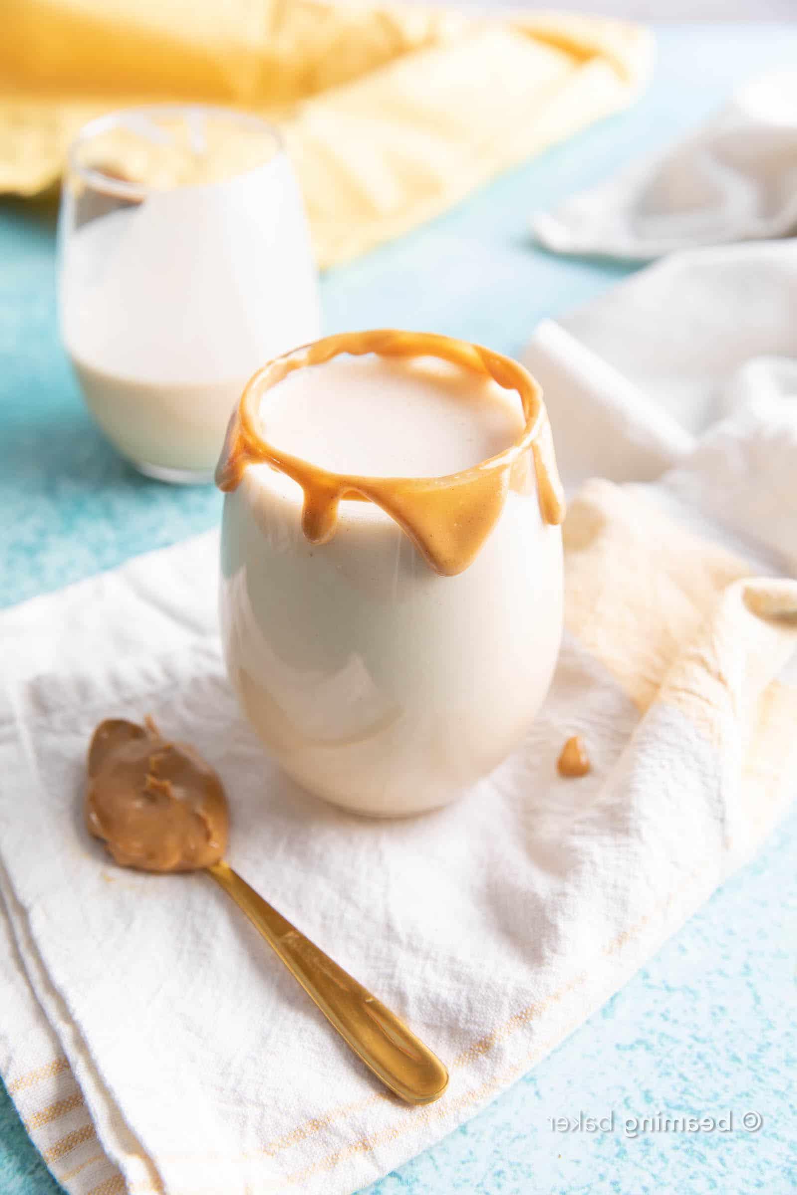 Erdnussbutter Protein-Shake – 4 Zutaten! 4 Erdnussbutter Protein Shake: Dieses 4-Zutaten-Erdnussbutter-Protein-Shake-Rezept ist in wenigen Minuten fertig! Glatt, cremig und köstlich – der beste Erdnussbutter-Protein-Shake! #Erdnussbutter #Protein #Shake #ProteinShake | Rezept auf BeamingBaker.com