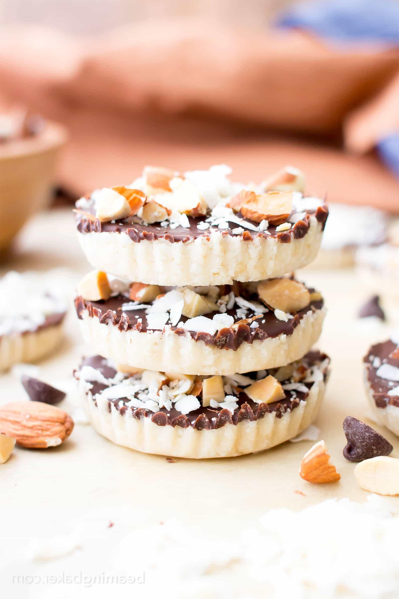 Selbstgemachte Almond Joy Cups (Paleo, Vegan, Glutenfrei): Ein 5-Zutaten-Rezept für reichhaltige, nussige Almond Joy Cups, geschichtet in samtiger Schokolade. #Paleo #Vegan #Glutenfrei #5Zutaten | BeamingBaker.com