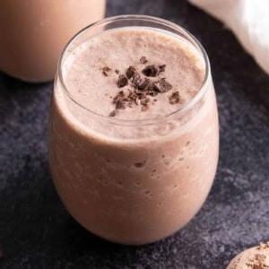 Das beste vegane Schoko-Proteinpulver – Test 4 Rezept für Schoko-Vegan-Proteinshake (V, GF): Alles, was Sie brauchen, sind 5 Minuten und 3 Zutaten, um das EINFACHSTE & beste vegane Proteinshake-Rezept zuzubereiten – köstlich, gesund & proteinreich! 22g Protein pro Portion. Wenig Zucker, Glutenfrei. #Vegan #Protein #Shake #Rezept | Rezept auf BeamingBaker.com
