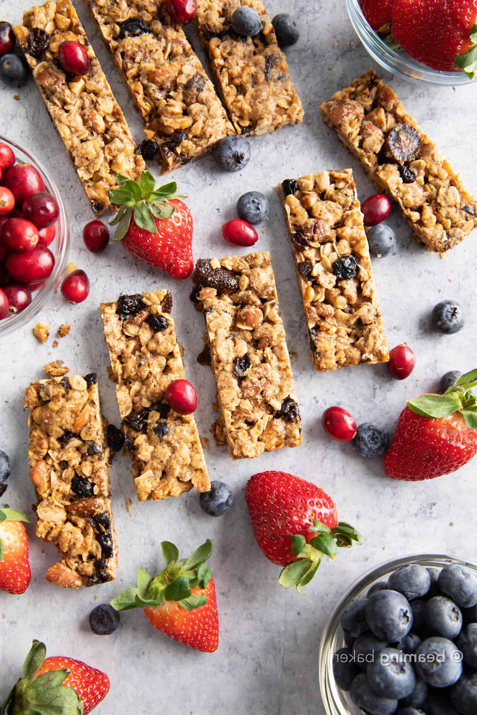Gesunde Beeren-Müsliriegel (Vegan, Glutenfrei) 4 Gesunde Beeren-Müsliriegel: Dieses gesunde Müsliriegel-Rezept strotzt nur so vor süßem Beerenaroma: Heidelbeeren, Erdbeeren & Cranberries. Die besten Müsliriegel – ballaststoffreich, gesund, aus vollwertigen Zutaten, vegan + glutenfrei. #Müsliriegel #GesundeRezepte #Snacks #GesundeSnacks | Rezept auf BeamingBaker.com