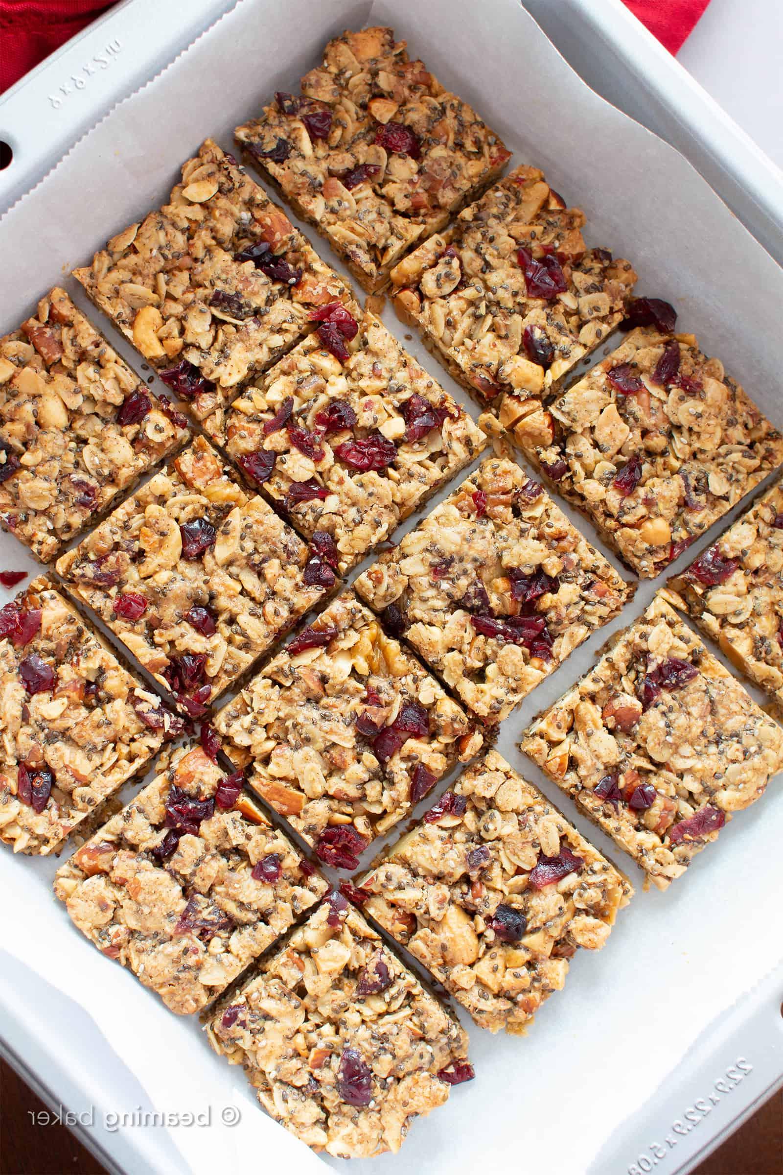 **Glutenfreie Vegane Cranberry-Chia-Snackriegel (Gesund, Vegan, Glutenfrei, Milchfrei)** 5 Cranberry Chia Glutenfreie Vegane Snackriegel: Dieses gesunde vegane Snackriegelrezept ergibt zähe & sättigende Riegel! Das beste vegane Snackriegelrezept – vollgepackt mit Chia & Leinsamen, um dich satt zu halten! #Snacks #Riegel #Glutenfrei #Vegan #Chia | Rezept auf BeamingBaker.com