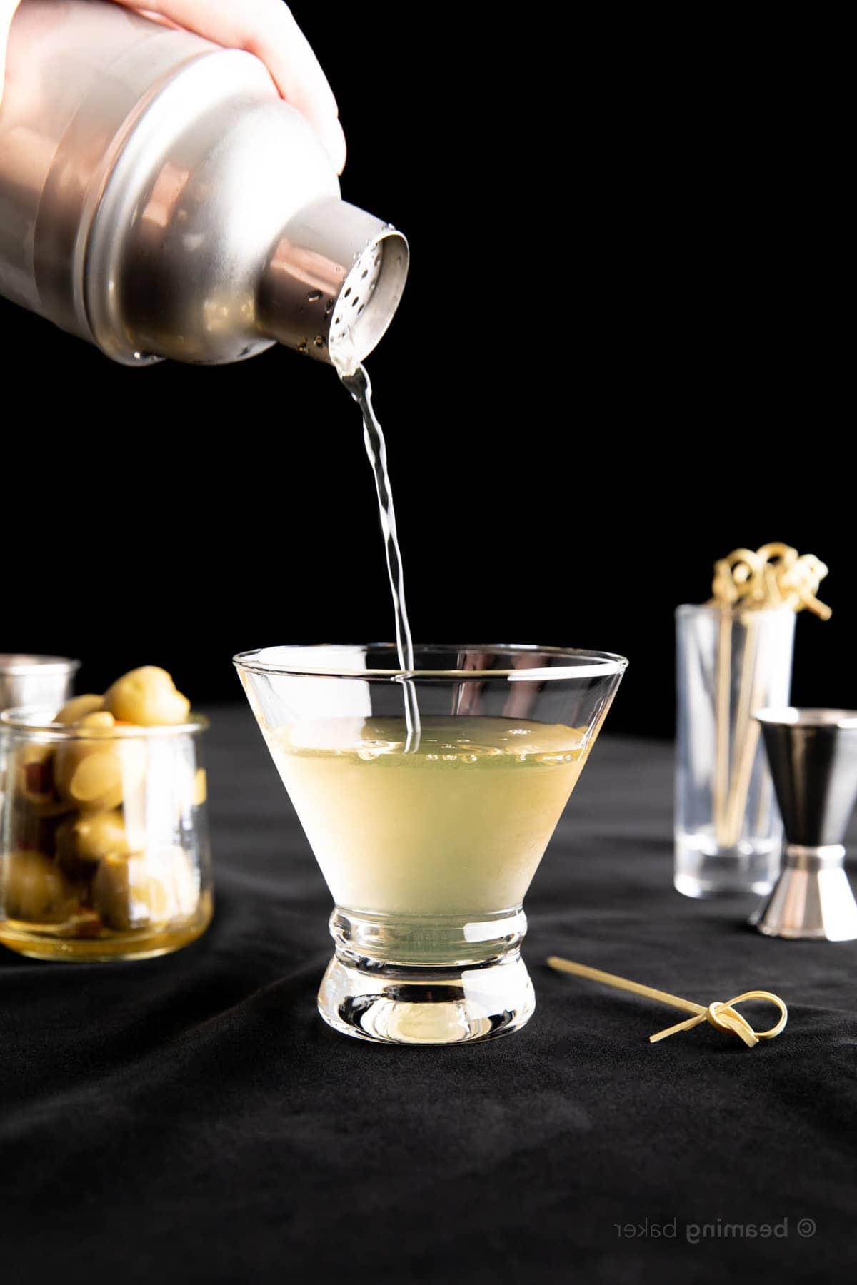Extra Schmutziger Martini 5 Hand beendet den letzten Guss ins Glas