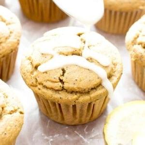 Vegane Zitronen-Mohn-Muffins (Glutenfrei) 5 Vegane Zitronen-Mohn-Muffins (Glutenfrei): ein einfaches Rezept für saftige & fluffige vegane Zitronen-Mohn-Muffins – perfekt süß & säuerlich! Glutenfrei. #Vegan #Zitrone #Mohn #Glutenfrei #Muffins | Rezept auf BeamingBaker.com