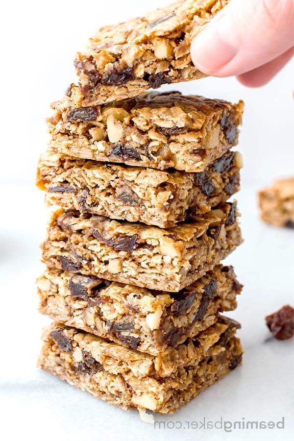 Haferflocken-Rosinen-Schnitten 5 Vegane und glutenfreie Haferflocken-Rosinen-Cookie-Riegel: ein einfaches Rezept für weiche, zähe Cookie-Riegel aus einfachen Zutaten, vollgepackt mit saftigen Rosinen und Walnüssen. #Vegan #Glutenfrei | BeamingBaker.com