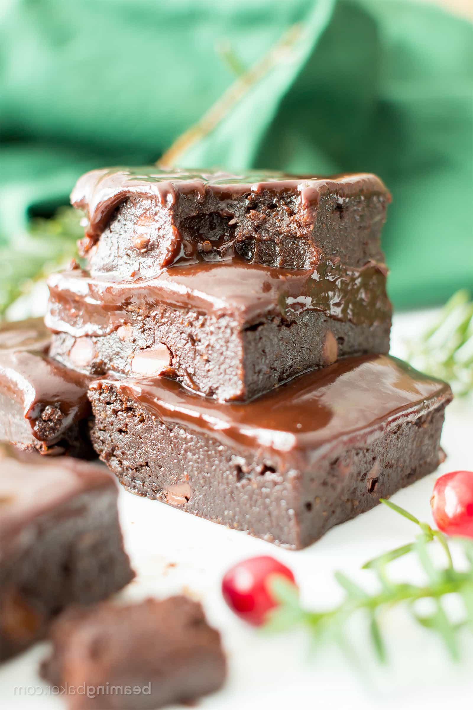 Saftige & Fudgy Ganache Pfefferminz-Brownies Rezept (V, GF): Ein einfaches Rezept für unwiderstehlich schokoladige, kühle Minz-Brownies, gekrönt mit einer seidig-glatten Schokoladen-Ganache, zubereitet mit gesunden Zutaten. Diese #Veganen #Glutenfreien #Milchfreien #GesundenFeiertagsdesserts sind einfach unwiderstehlich. | Rezept auf BeamingBaker.com