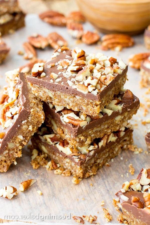 Ohne Backen Paleo Schoko-Pekannuss-Riegel (Vegan, Paleo, Glutenfrei, Milchfrei) 5 Paleo-Schoko-Pekan-Riegel ohne Backen (V, GF, Paleo): Ein 5-Zutaten-Rezept für köstliche Pekanriegel, bedeckt mit einer dicken Schicht Schokolade und Nüssen. #Paleo #Vegan #GlutenFrei #MilchFrei | BeamingBaker.com