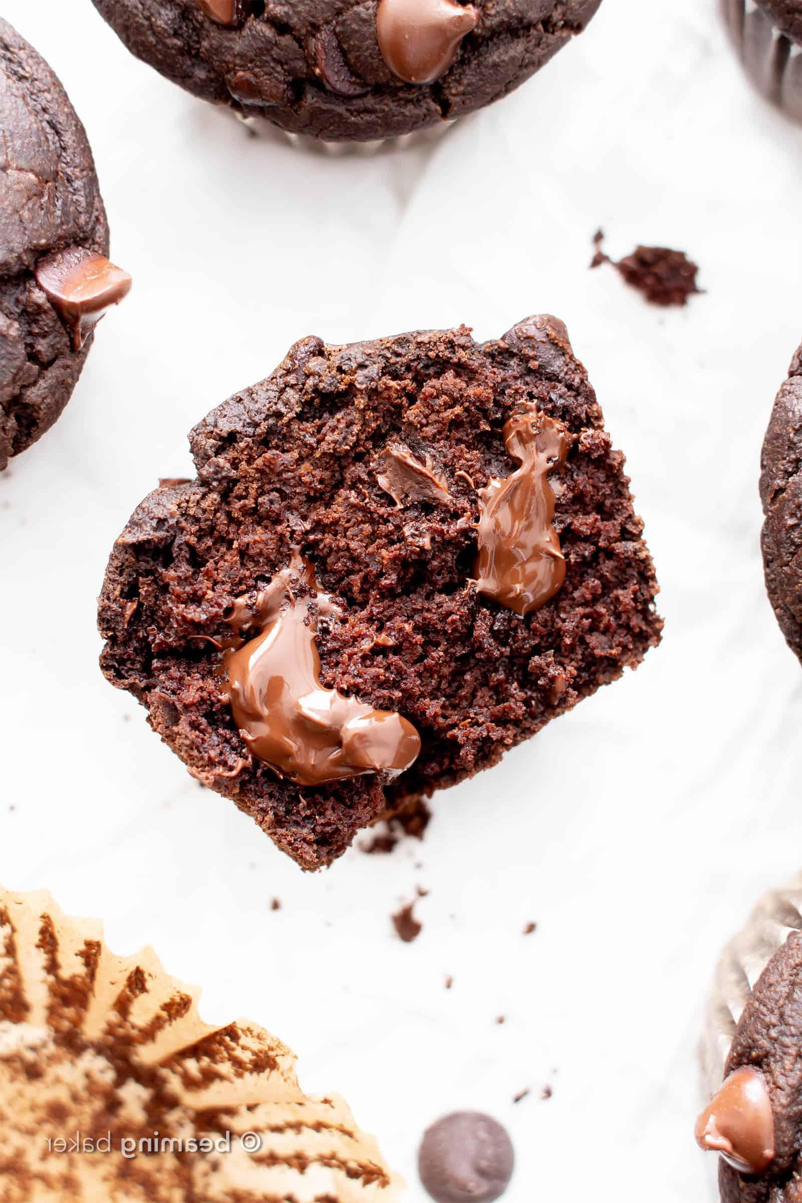 Das Beste Vegane Glutenfreie Saftige Schokoladenmuffins Rezept: Dieses einfache glutenfreie Doppel-Schokoladenmuffins-Rezept ist unglaublich! Es ist das beste vegane Schokoladenmuffins-Rezept – ohne Ei, gesunde Zutaten! #Schokolade #Vegan #GlutenFrei #Muffins #Gesund | Rezept auf BeamingBaker.com