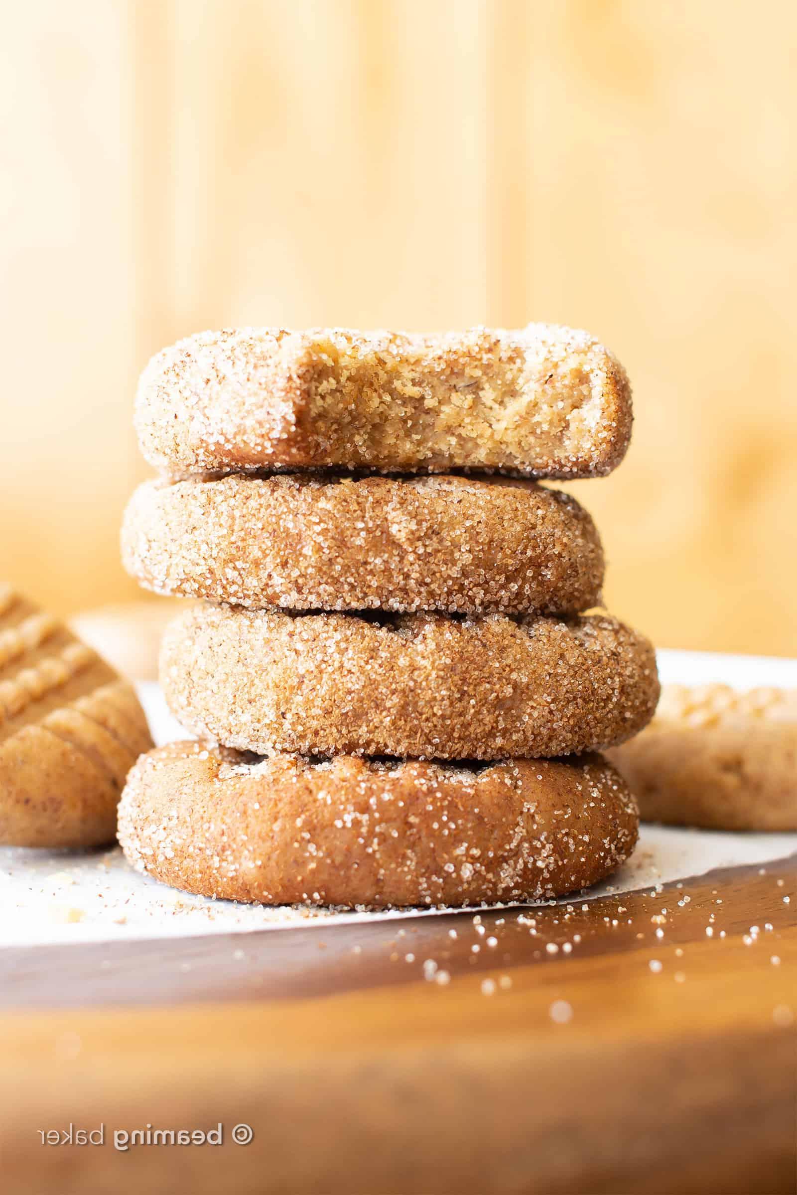 Köstliche No-Bake Snickerdoodle-Cookies (Vegan, Glutenfrei) bereit zum Servieren und Lagern. Einfaches Rezept mit nur 5 Zutaten, ideal für eine schnelle Leckerei. #NoBake #Cookies #Vegan #GlutenFree | Rezept auf BeamingBaker.com