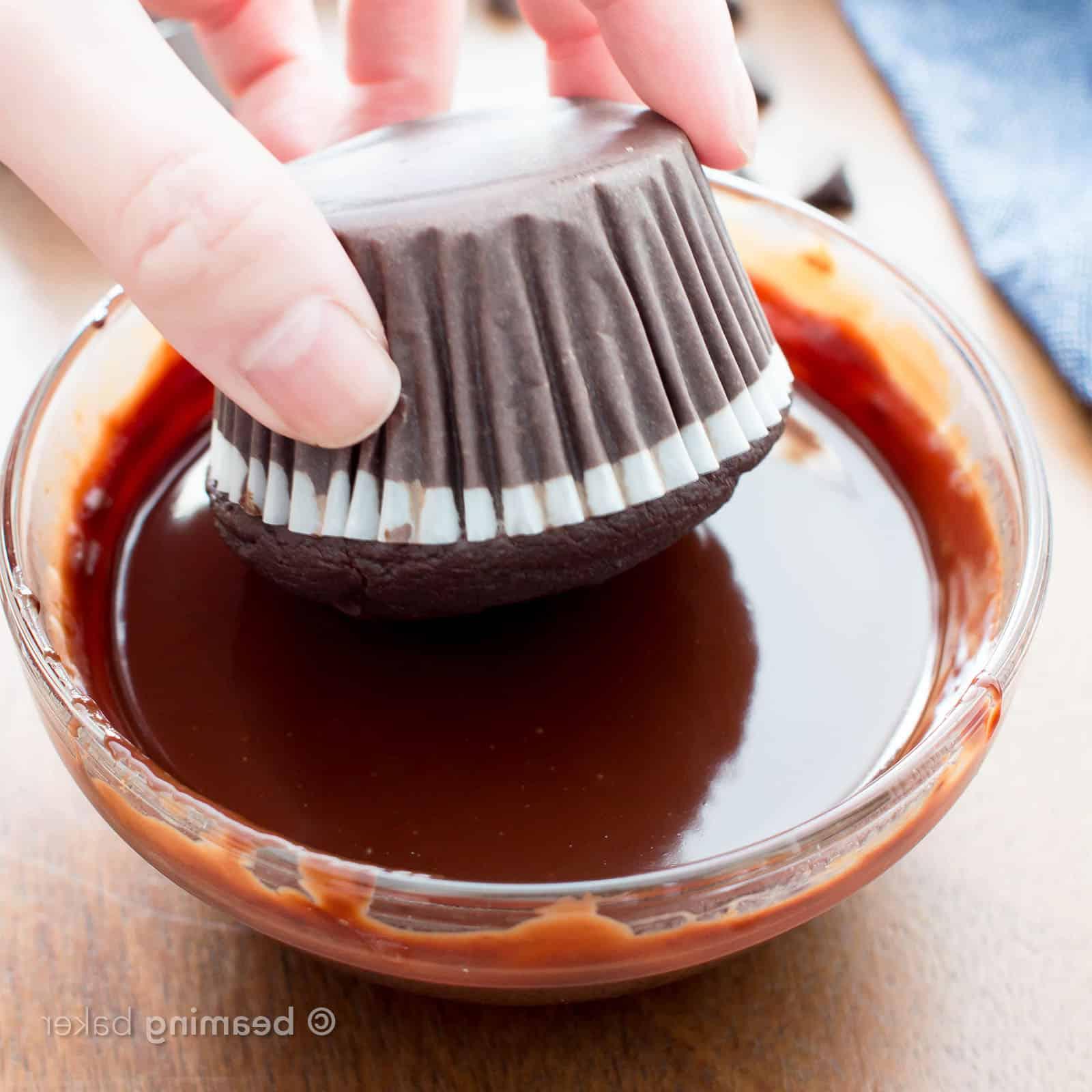 2 Zutaten Vegane Schokoladen-Ganache – 5-Minuten-Rezept! 5 Vegane Schokoladen-Ganache: Fertige, glänzende vegane Schokoladen-Ganache, bereit zum Eintauchen oder Übergießen von Desserts.