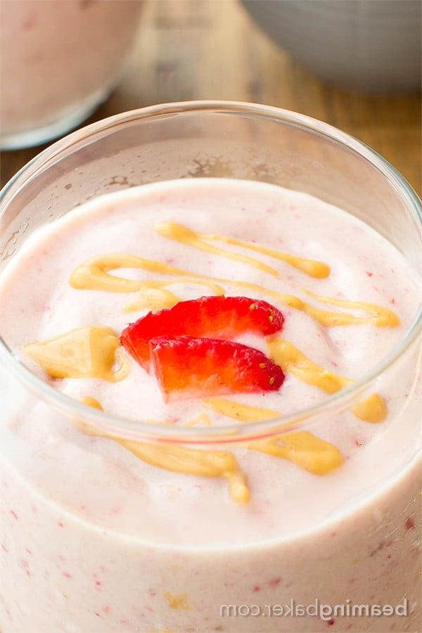 Veganer Erdbeer-Erdnussbutter-Smoothie (Glutenfrei, Milchfrei) 5 Veganer Erdbeer-Erdnussbutter-Smoothie (V+GF): Ein einfaches 4-Zutaten-Rezept für proteinreiche, cremige Smoothies, die vor Erdbeer- und Erdnussbuttergeschmack nur so strotzen. #Vegan #Glutenfrei #Laktosefrei | BeamingBaker.com