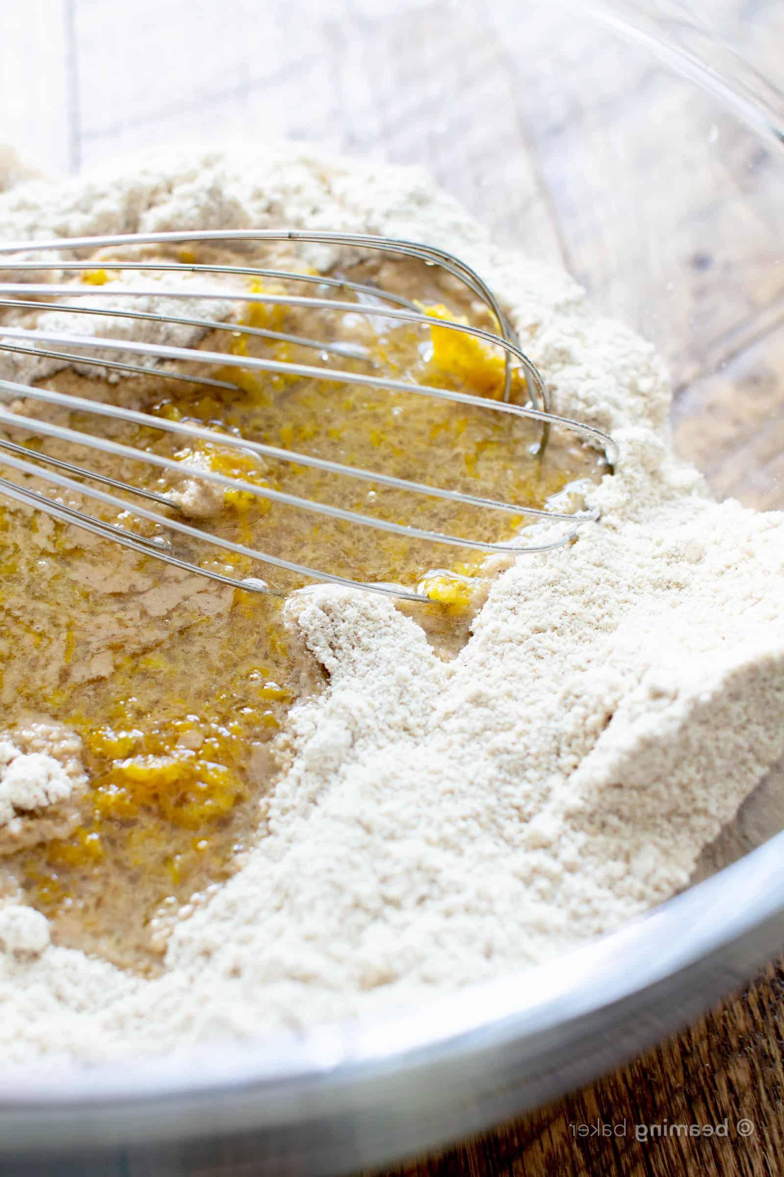 Flüssige Zutaten zu trockenen Zutaten für veganes glutenfreies Muffinrezept hinzugefügt