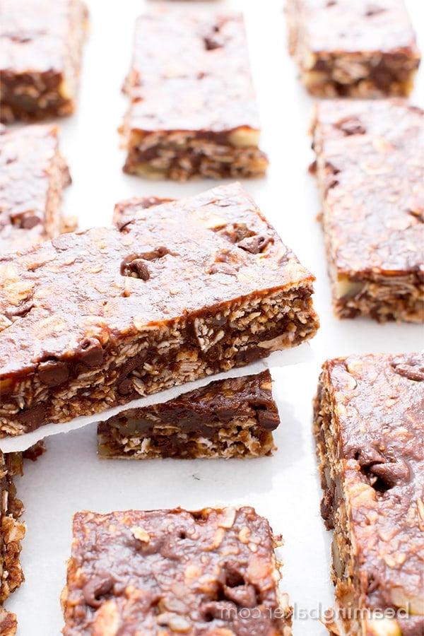 Köstliche vegane und glutenfreie Doppelschokoladen-Granola-Riegel ohne Backen: Ein einfaches und schnelles Rezept für zähe Schokoriegel. #Vegan #Glutenfrei #Milchfrei | BeamingBaker.com