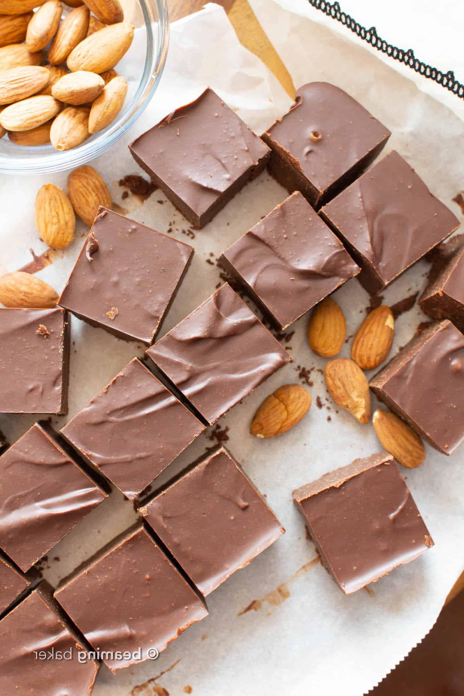 Keto Fudge: Dieses einfache Keto Fudge Rezept benötigt nur 2 Zutaten und 5 Minuten Zubereitungszeit. Cremiges, schokoladiges Fudge, das kohlenhydratarm ist! #Keto #Fudge #LowCarb #Ketogenic | Rezept auf BeamingBaker.com