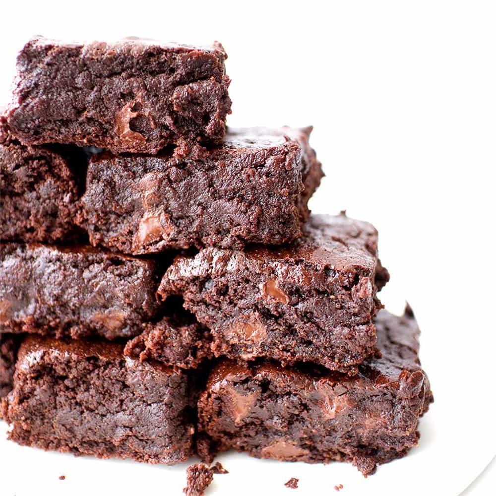 Saftige vegane Brownies mit Puderzucker
