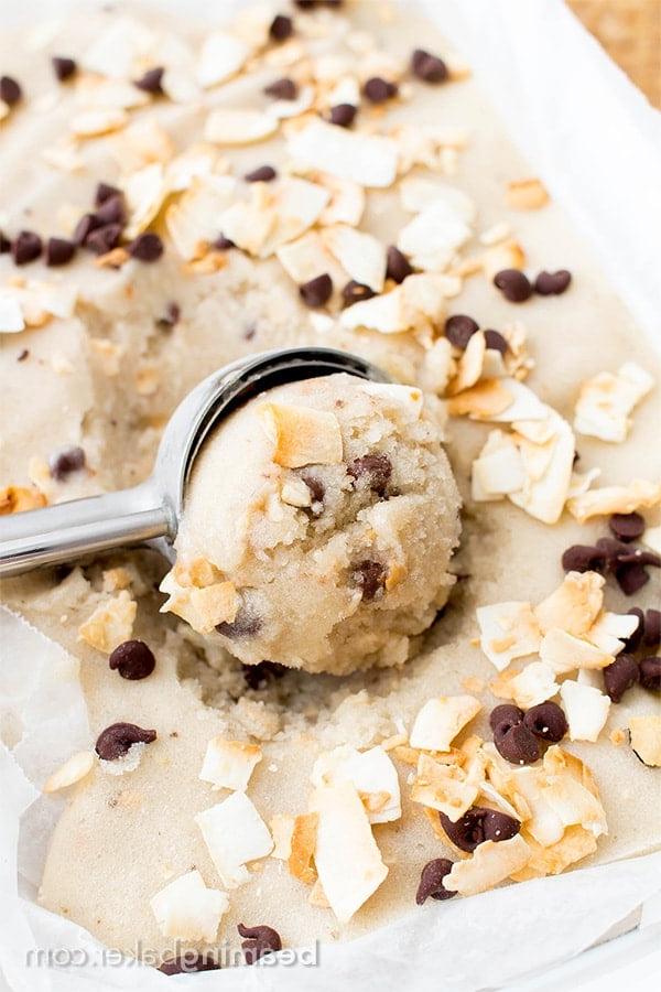 Getoastete Kokos-Schoko-Nice Cream (Vegan & Glutenfrei): Ein 5-Zutaten-Rezept für köstliches cremiges veganes Eis, voller Kokosnuss und Schokostückchen. #Vegan #Milchfrei #Glutenfrei | BeamingBaker.com