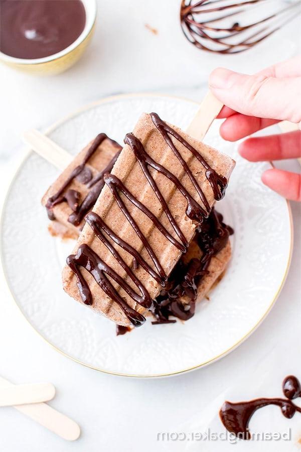 Cremige Doppel-Schoko-Erdnussbutter-Bananen-Popsicles (Vegan & Glutenfrei): Ein pflanzliches Rezept mit nur 6 Zutaten für reichhaltige, cremige, schokoliert-erdnussbutter-bananen-popsicles. #Vegan #Glutenfrei #Milchfrei | BeamingBaker.com