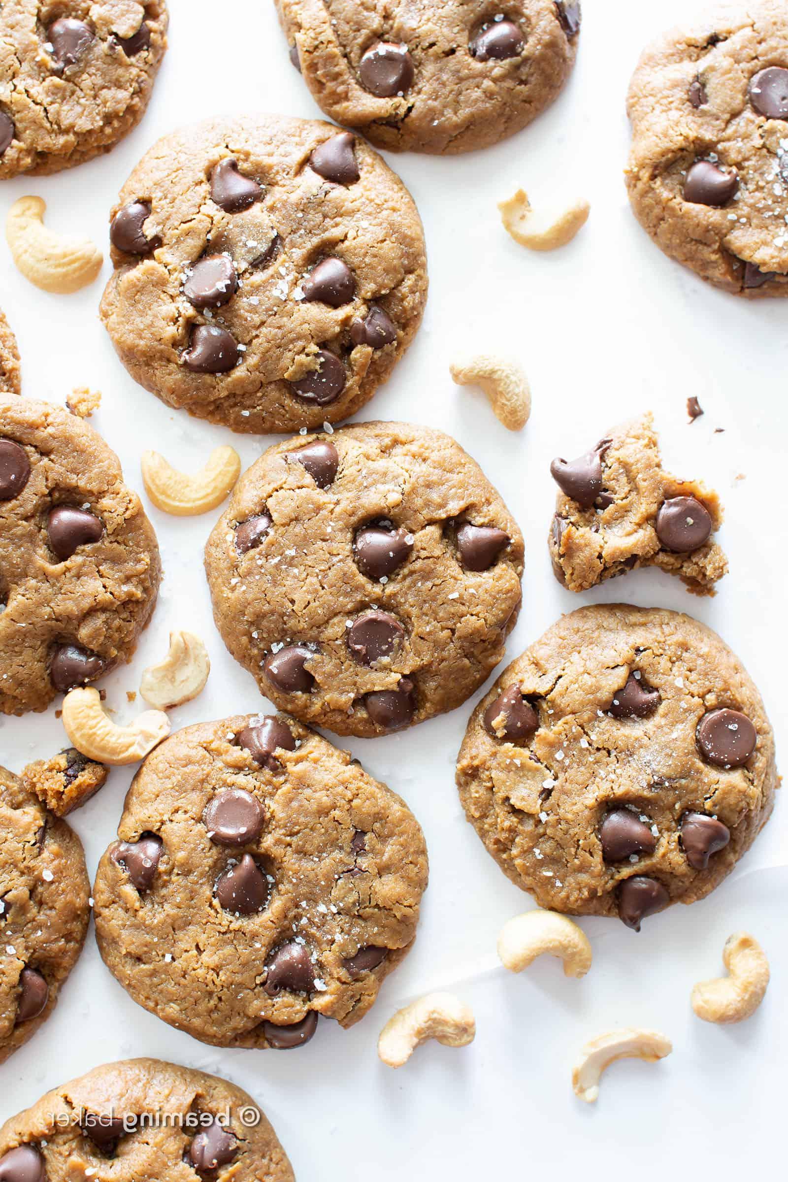 Mehlfreie Cashewbutter-Kekse mit Meersalz und Schokoladenstückchen 5 Gesalzene mehlfreie Cashewbutter-Kekse (Vegan, Glutenfrei): Dieses vegane Cashewbutter-Keksrezept kreiert weiche, dekadente mehlfreie Cashewbutter-Kekse voller Schokolade und Meersalz! #Mehlfrei #Cashewbutter #Kekse #Vegan | Rezept auf BeamingBaker.com