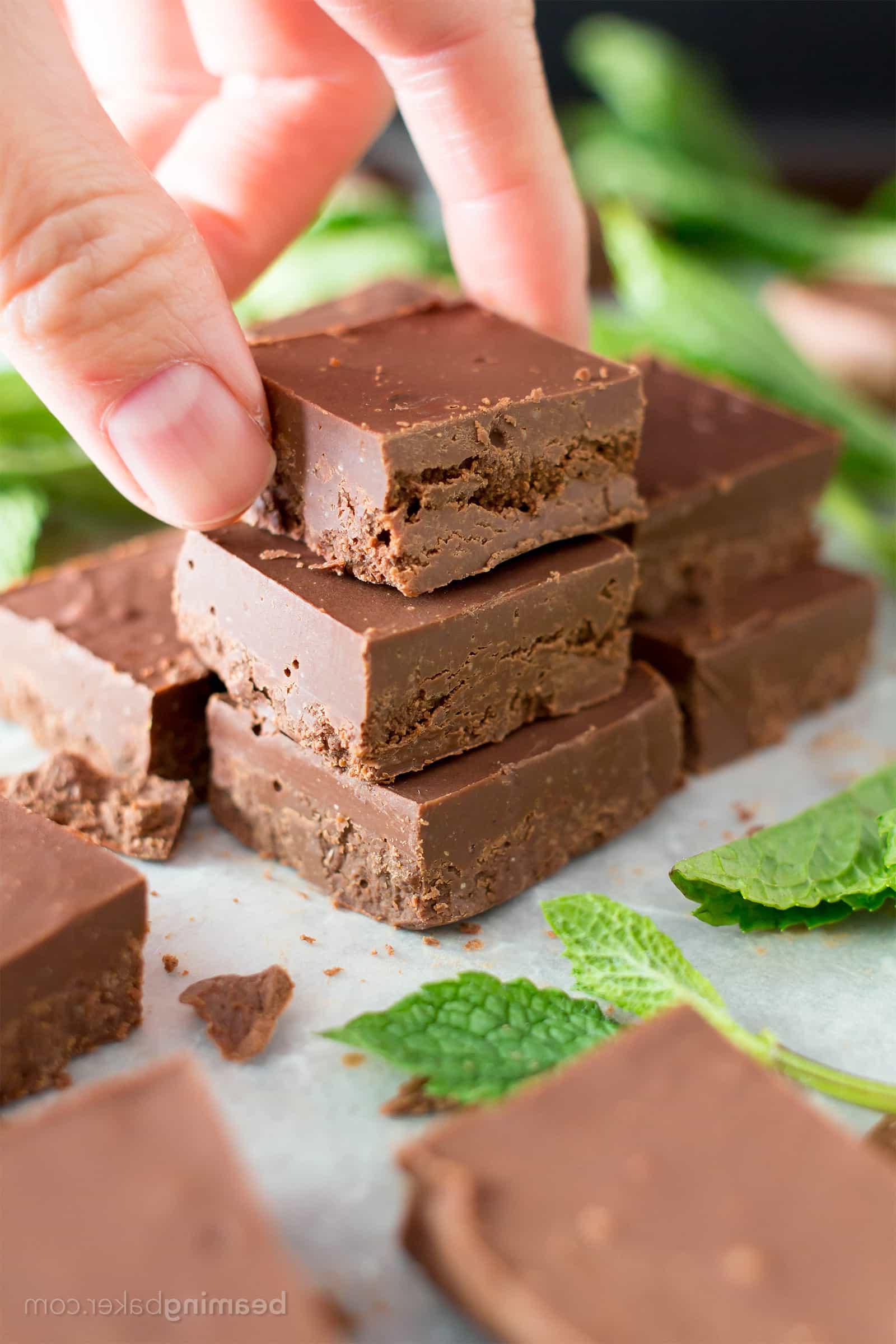 Blitzschneller Pfefferminz Fudge (Vegan, Glutenfrei): Ein 3-Zutaten-Rezept für cremige, dicke, köstliche Schokoladen-Fudge-Quadrate aus gesunden Zutaten! #Paleo #Vegan #GlutenFrei #MilchFrei #GesundeWeihnachtsdesserts | Rezept auf BeamingBaker.com
