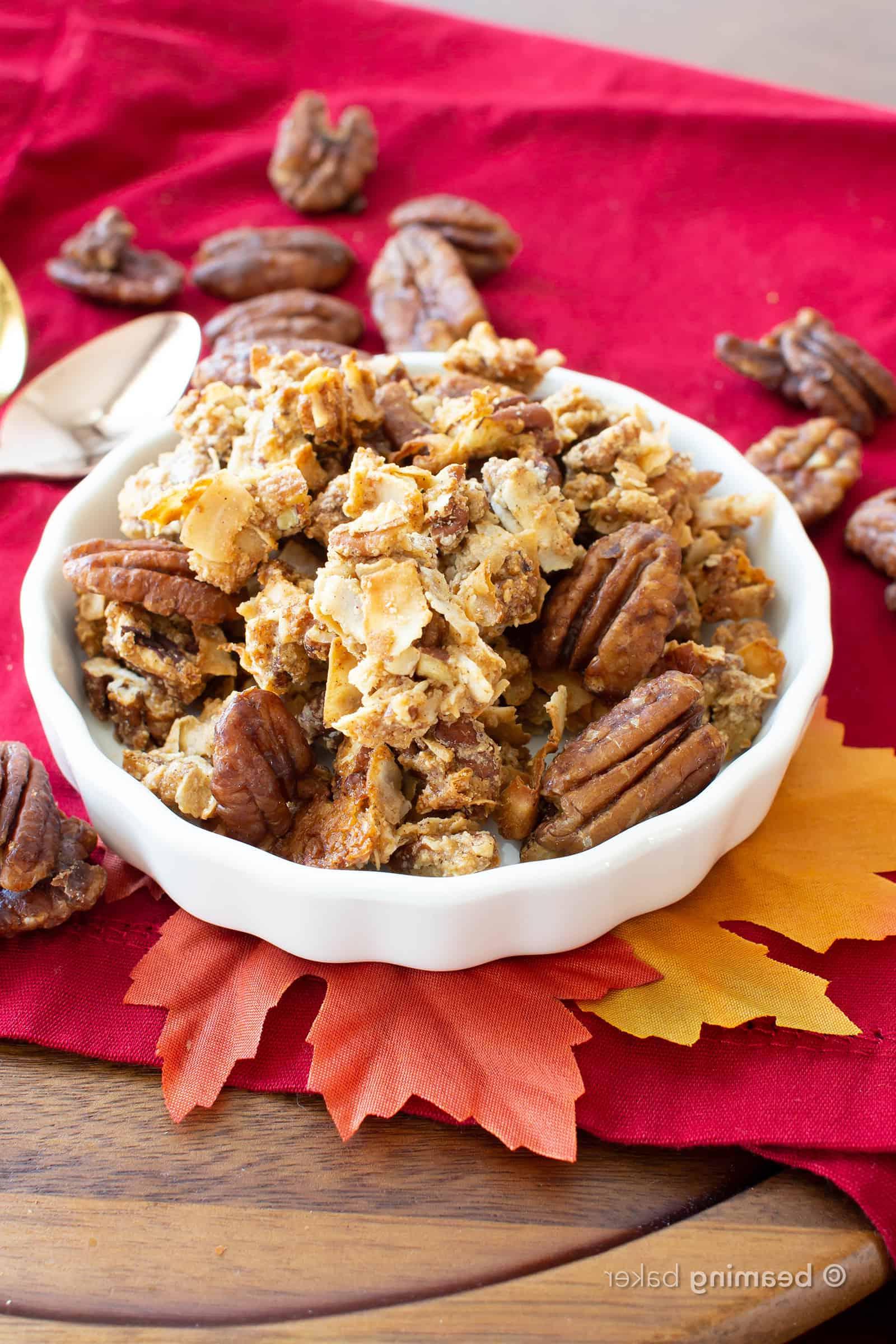 Hausgemachtes Ahorn-Pekannuss Granola (GF, V): das beste Paleo Granola Rezept für den Herbst! Knusprige, knackige Stückchen und Ahorn-Pekannuss-Kuchen-Aromen – Vegan, Gluten-Free, Healthy! #Paleo #Granola #Vegan #GlutenFree | Rezept auf BeamingBaker.com