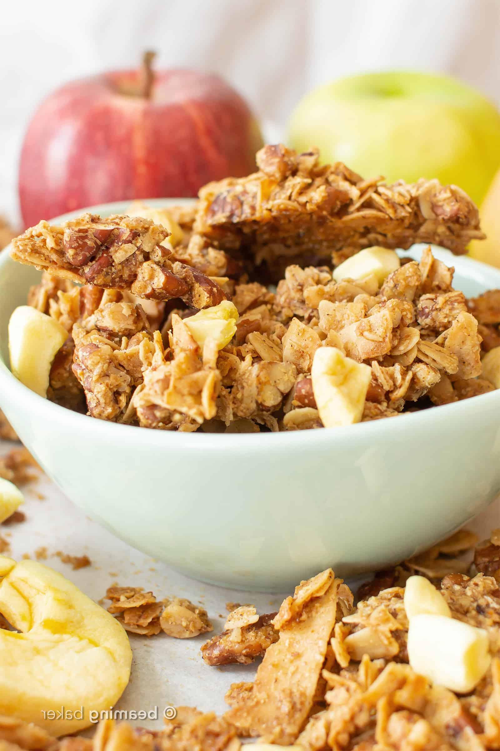 Apfel-Zimt-Granola: Dieses selbstgemachte glutenfreie Granola-Rezept ist schnell und einfach! Das beste glutenfreie Granola-Rezept – voller leckerer Zimt-Apfel-Granola-Cluster, vegan & glutenfrei!
