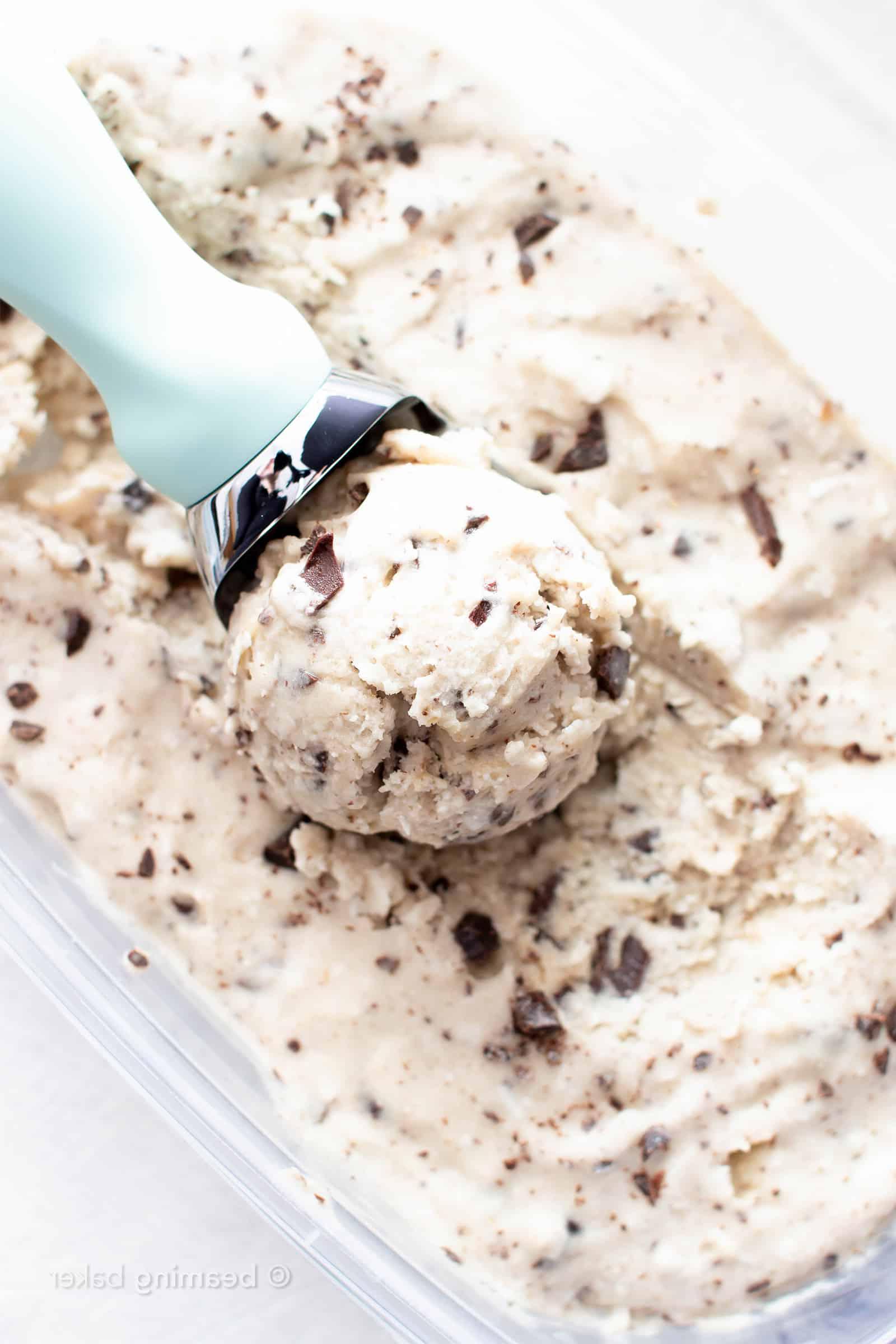 Veganes Kokos-Schokostückchen-Eis Rezept – Hausgemacht! 5 Kokos-Schoko-Veganes Eis Rezept: dieses köstliche vegane Eisrezept ist wunderbar reichhaltig und cremig! Das beste hausgemachte vegane Eis—vollgepackt mit Kokos & Schokochips, ohne Eismaschine. #Vegan #Eis #Kokosnuss #Schokochips #VeganesEis | Rezept auf BeamingBaker.com