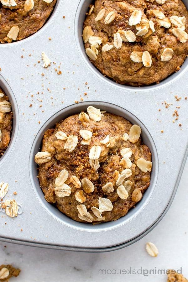 Glutenfreie Bananen-Hafer-Muffins (Vegan) 5 Saftige Vegane Glutenfreie Bananen-Hafer-Muffins: Ein einfaches Ein-Schüssel-Rezept für warme, feuchte und leicht süße Bananen-Hafer-Muffins aus einfachen Zutaten. #vegan #glutenfrei #frühstück #gesund | Rezept auf BeamingBaker.com