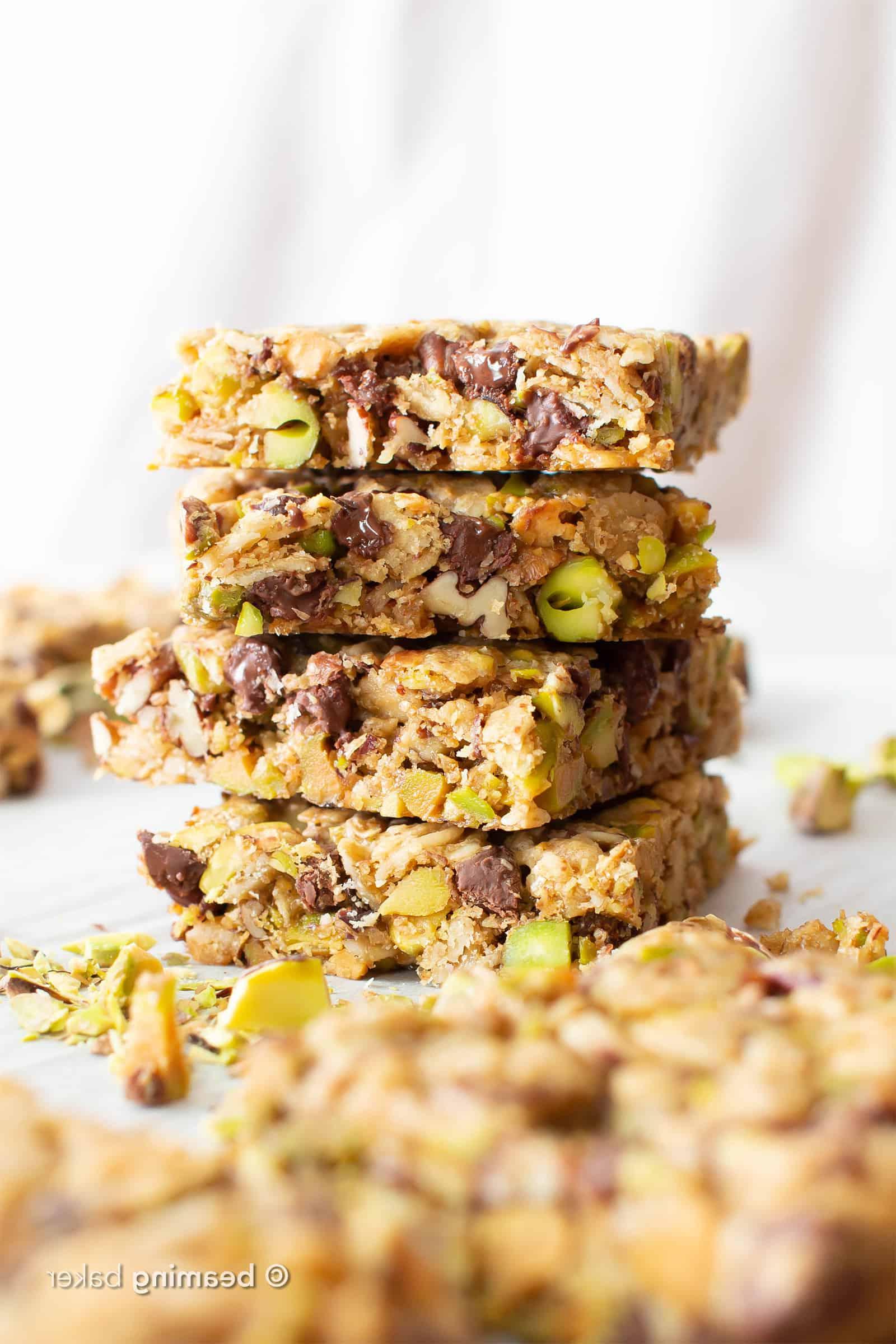 Gesunde Vegane Schoko-Pistazien-Riegel (Glutenfrei): weiche & chewy glutenfreie vegane Riegel mit Schokolade & Pistazien! Der perfekte nussige Snack – einfach zuzubereiten, simple Zutaten für die BESTEN veganen Riegel! Milchfrei, ohne raffinierten Zucker. #Snacks #Vegan #Glutenfrei #GesundeSnacks | Rezept auf BeamingBaker.com