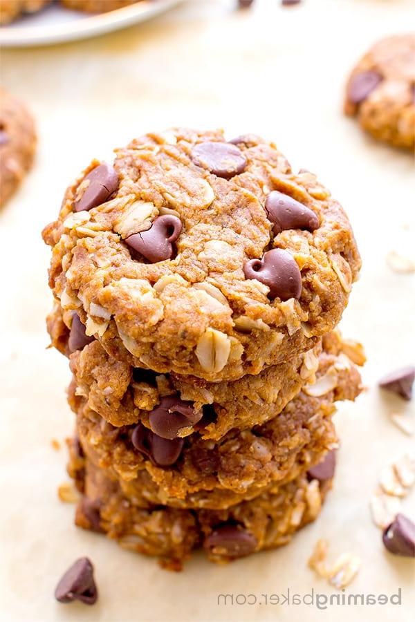 Vegane & Glutenfreie Erdnussbutter-Schoko-Haferkekse: Ein einfaches Rezept für weiche, köstlich-texturierte Kekse mit Hafer, Kokosnuss und VIEL Erdnussbutter und Schokolade. #Vegan und #Glutenfrei | BeamingBaker.com