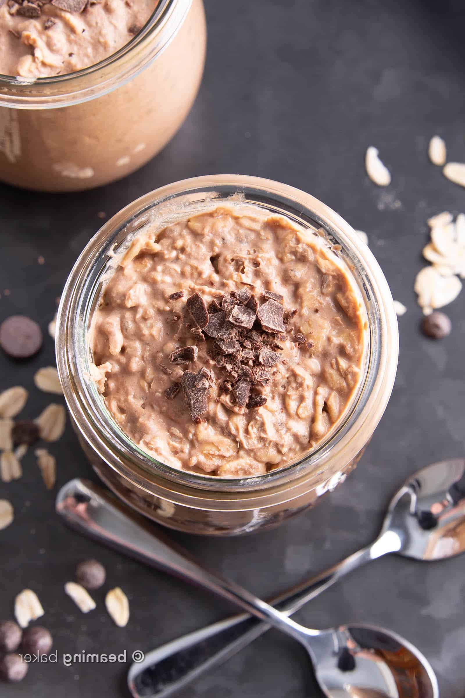Schoko-Overnight-Oats 5 Schoko Overnight Oats Rezept (Vegan): Dieses reichhaltige & cremige Schoko Overnight Oats Rezept ist so EINFACH zuzubereiten! Am Vorabend in Minuten vorbereiten für gesunde Overnight Oats im Glas. #OvernightOats #Schokolade #Frühstück #Vegan | Rezept auf BeamingBaker.com