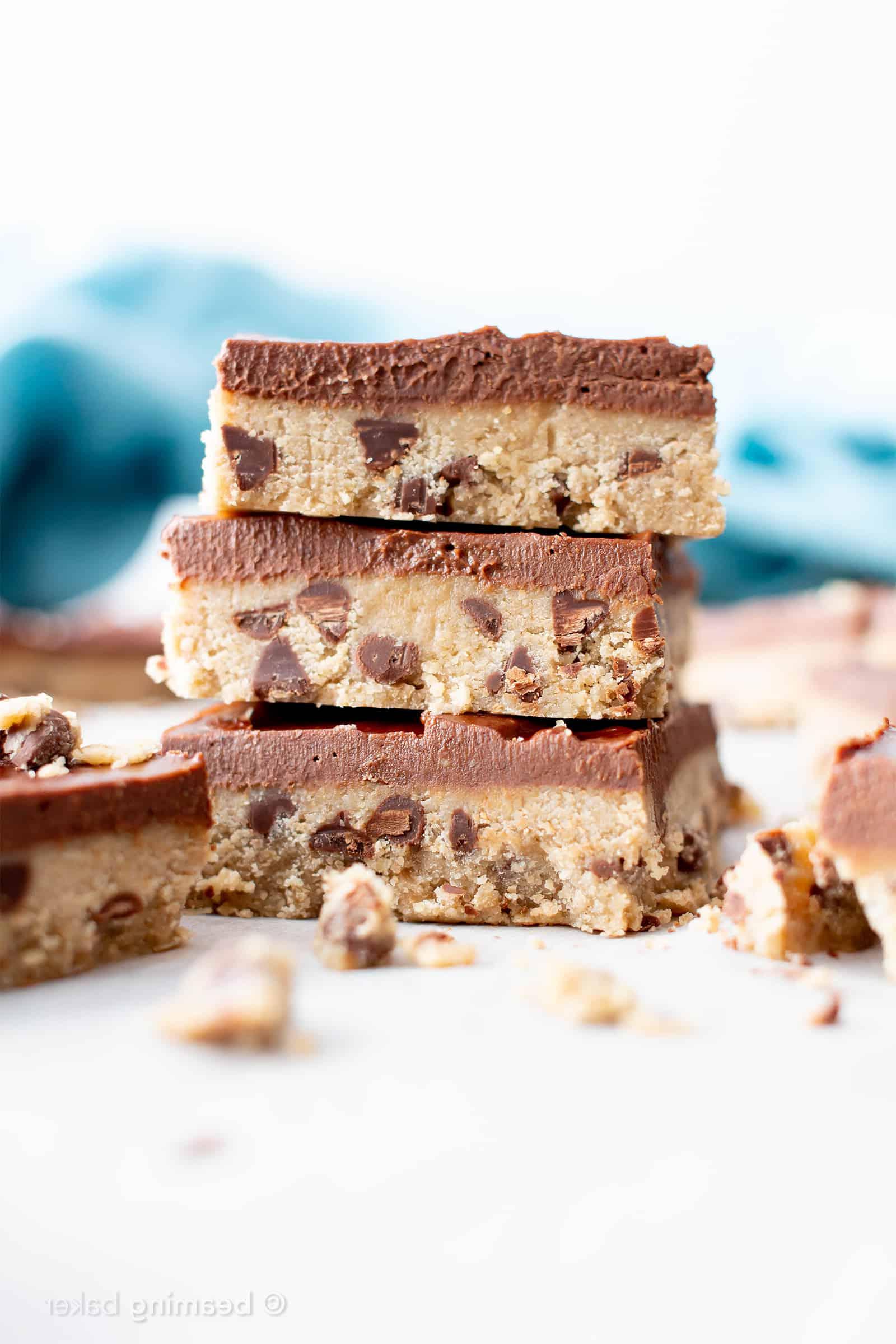 Leckere Vegane und Glutenfreie Keksteig-Riegel, perfekt als gesunder Snack oder Dessert. Einfach zubereitet, ganz ohne Backen.